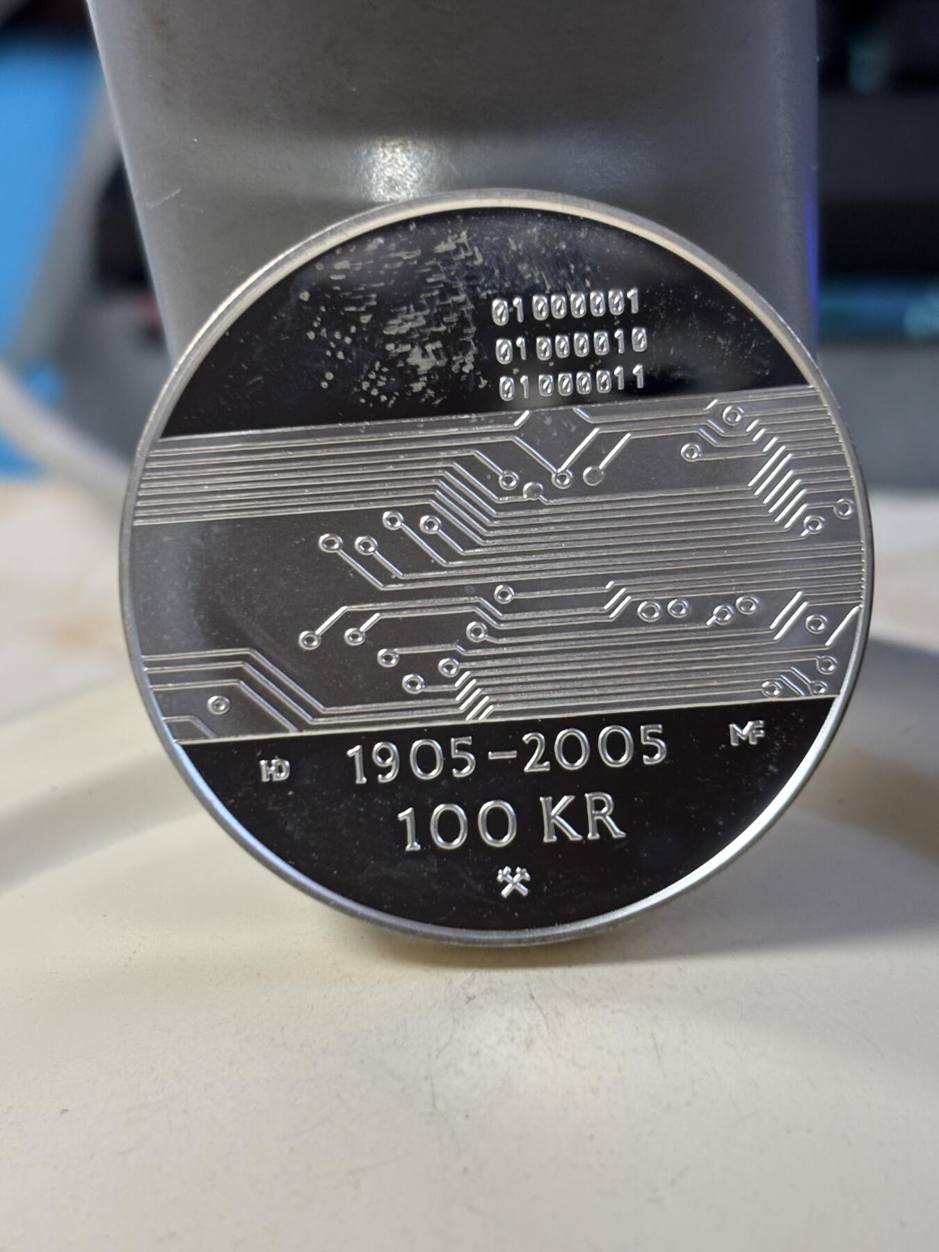 第186期拍卖 挪威2005年建国系列100克朗精制1盎司纪念银币，925银，银价561。33.72克，有瑕疵，