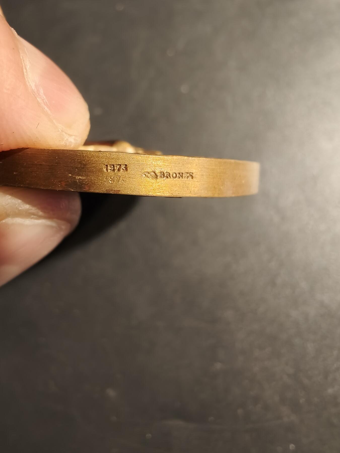 老王徽章第173期 法国国家大西洋航运公司纪念“法国号”邮轮1962年首航大铜章      原盒       直径54mm      重量74.9g 