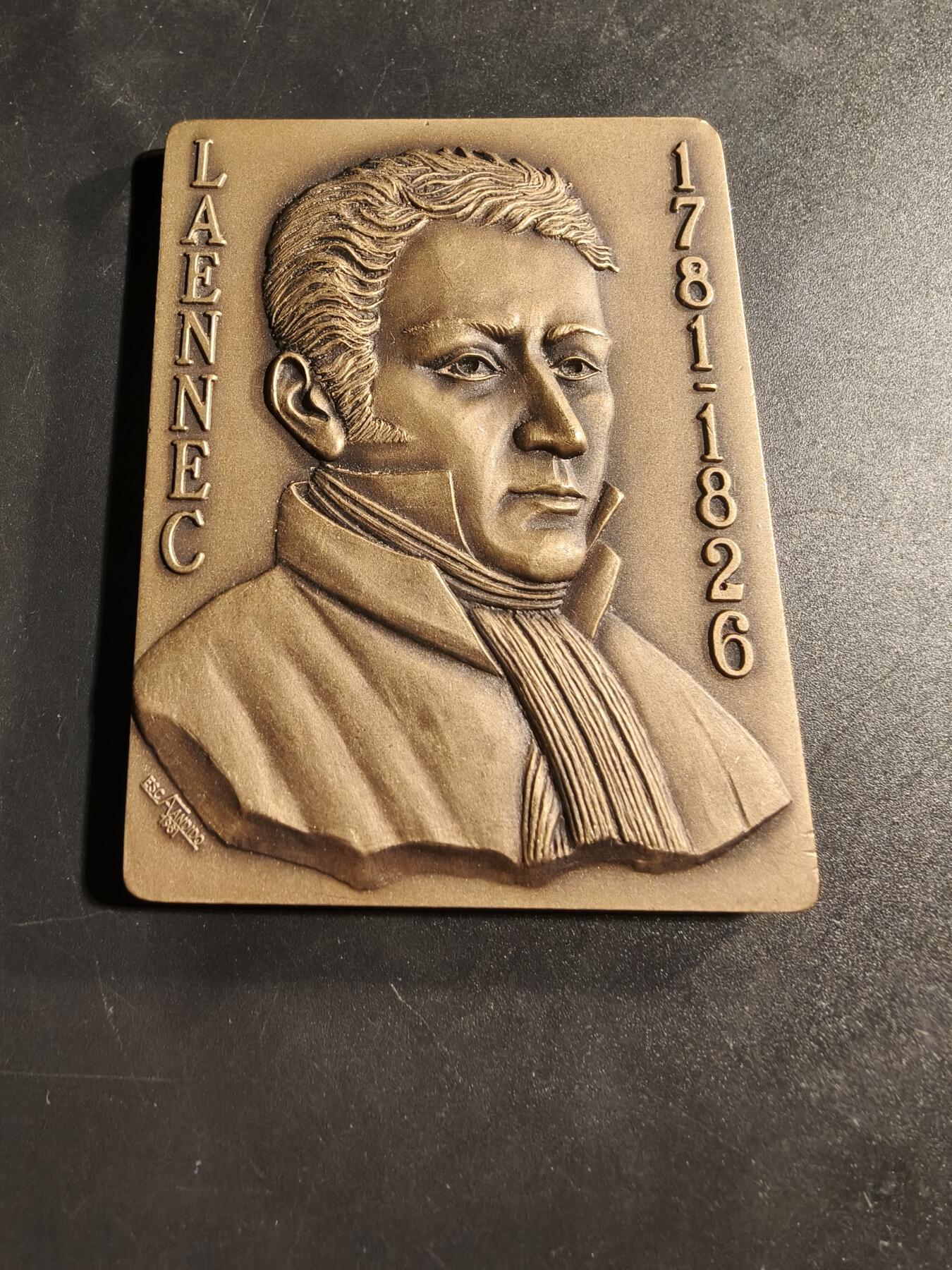 老王徽章第173期 葡萄牙纪念法国著名医生雷内·拉埃内克方形大铜章      拉埃内克（1781-1826）是一位法国医生、音乐家，也是听诊器的发明者        尺寸58×81mm     重量212.3g     共发行400枚该枚编号235