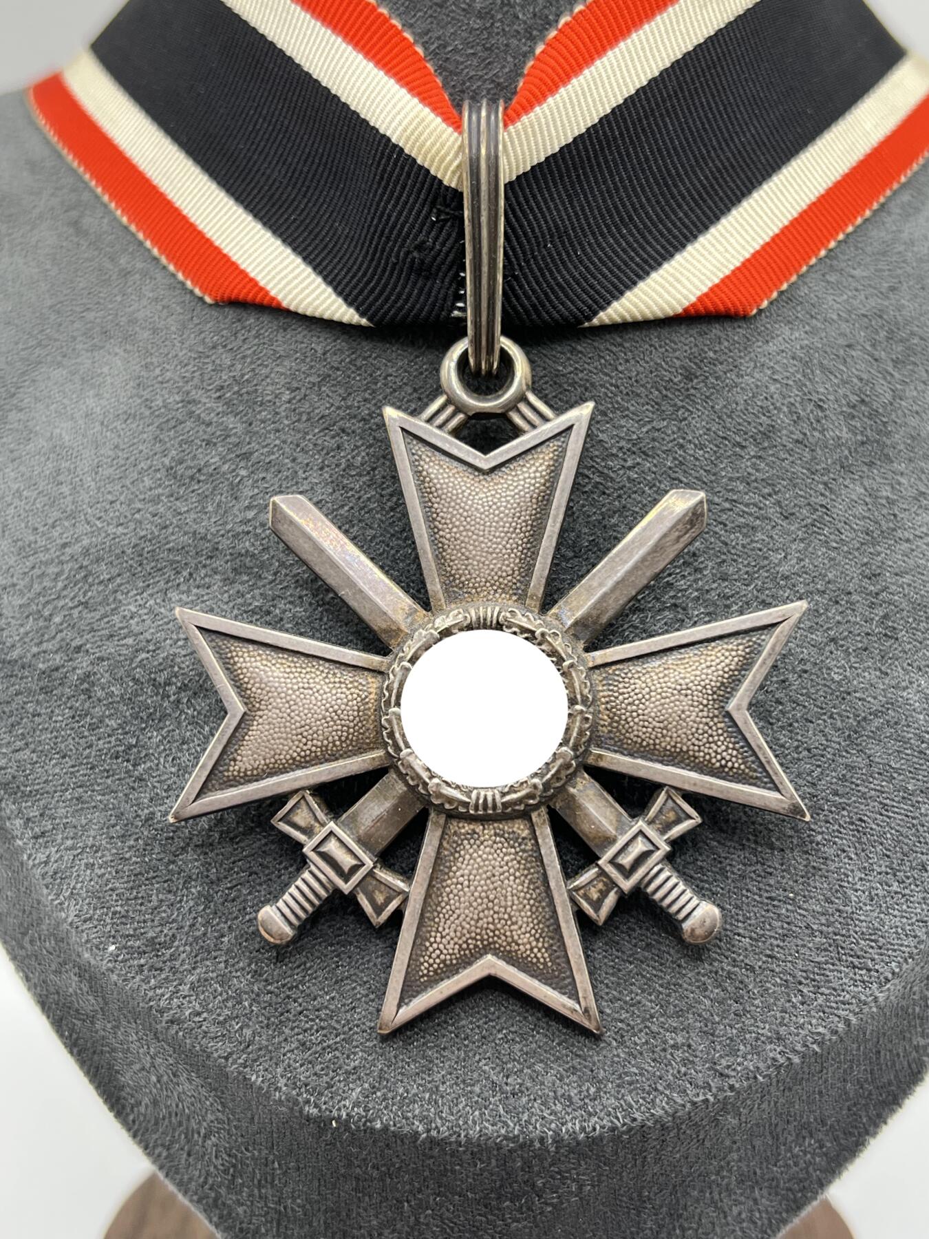 小驴勋章奖章收藏1月2日周五晚六点拍卖（珍爱和平，收藏战争，铭记历史，勿忘国耻，忠党爱国。有偿代拍，送拍规则在简介最后，参拍须阅读规则后再参拍，关系到运费包装发货时效真假辨别等关键信息，拍卖时不再发原图，看大图店主微信码在拍卖店铺介绍里） WWII德骑士级佩剑战功十字勋章（RKVK）带罕见红色原盒，由著名的Deschler & Sohn München厂（1厂）制作，底部打1厂标+900银标，绶带宽3cm长41cm绑绳部分两根绳分别长27cm共95厘米（典型战地使用KVK绶带实配发样式），战时共颁发272/274枚佩剑骑士战功十字，极其罕见，带盒参考价10000欧