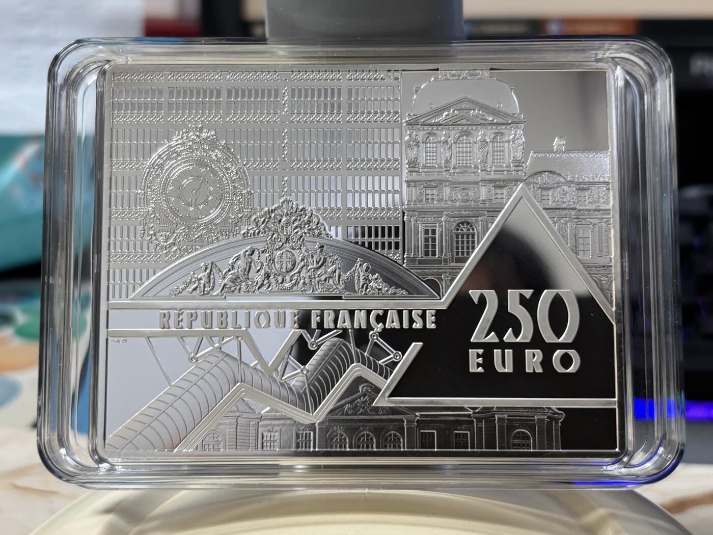 第186期拍卖 法国2023年卢浮宫杰作自由引导人民500克彩色银币，999银，500克，编号096