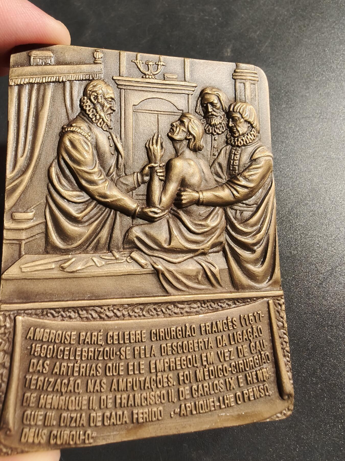 老王徽章第173期 葡萄牙纪念法国著名外科医生昂布瓦斯·帕雷方形大铜章       昂布瓦斯·帕雷著名法国外科医生(1511-1590)。 他以发现动脉结扎法而闻名，他用此法代替了截肢时的烧灼止血。 他是亨利二世、弗朗索瓦二世、查理九世和亨利三世的御用外科医生。 他说每一位伤员：“我为他包扎，上帝治愈了他。”       尺寸59×84mm    重量292.5g     该章共发行750枚该枚编号408 