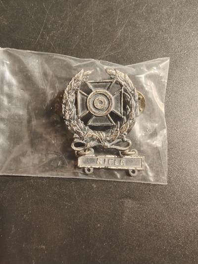 老王徽章第173期 - 美国陆军神枪手技能章    带步枪勋条     带厂标