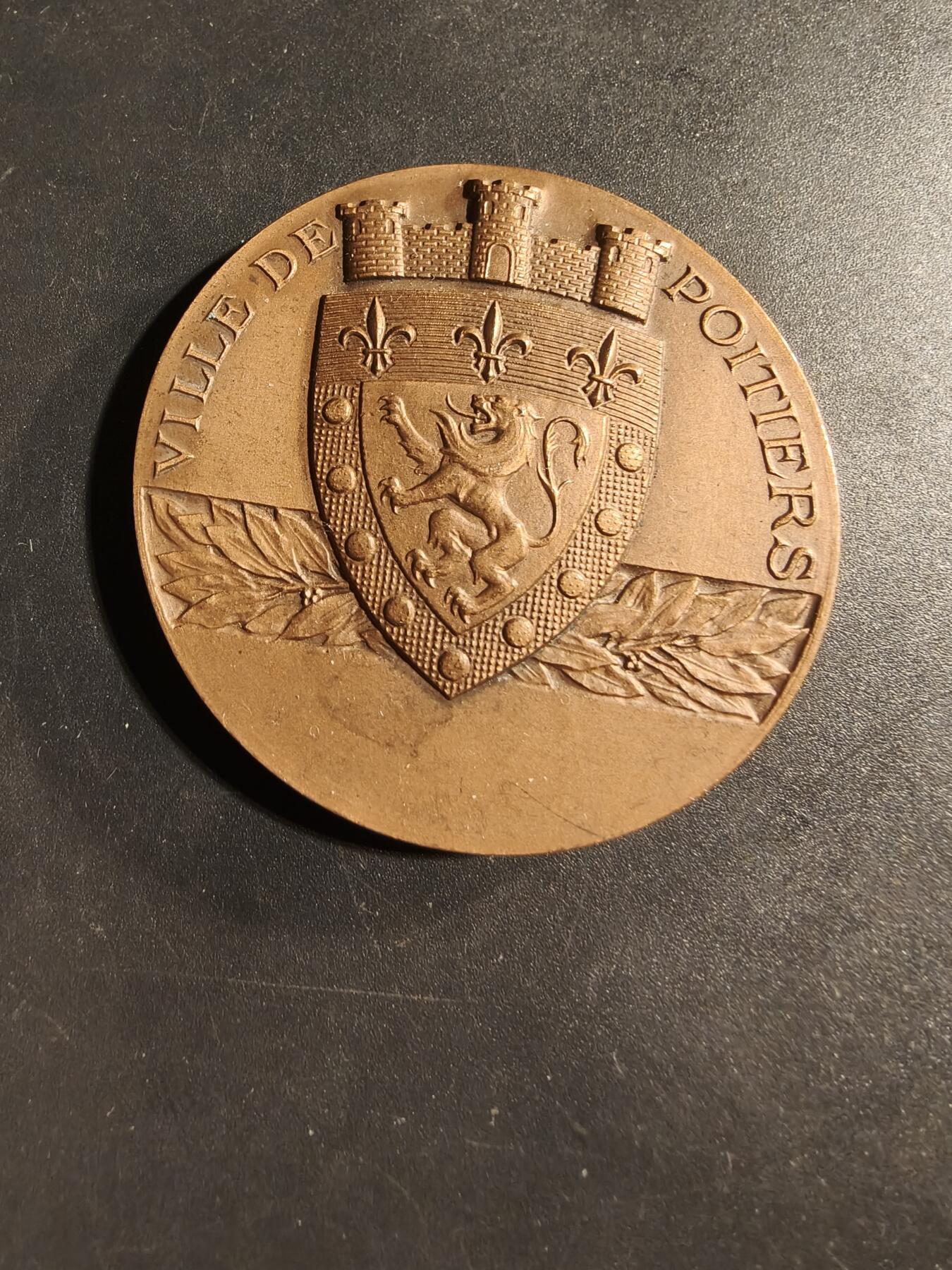 老王徽章第173期 1975年法国普瓦提埃市邮政和行政部门大铜章      直径50mm     重量77.8g