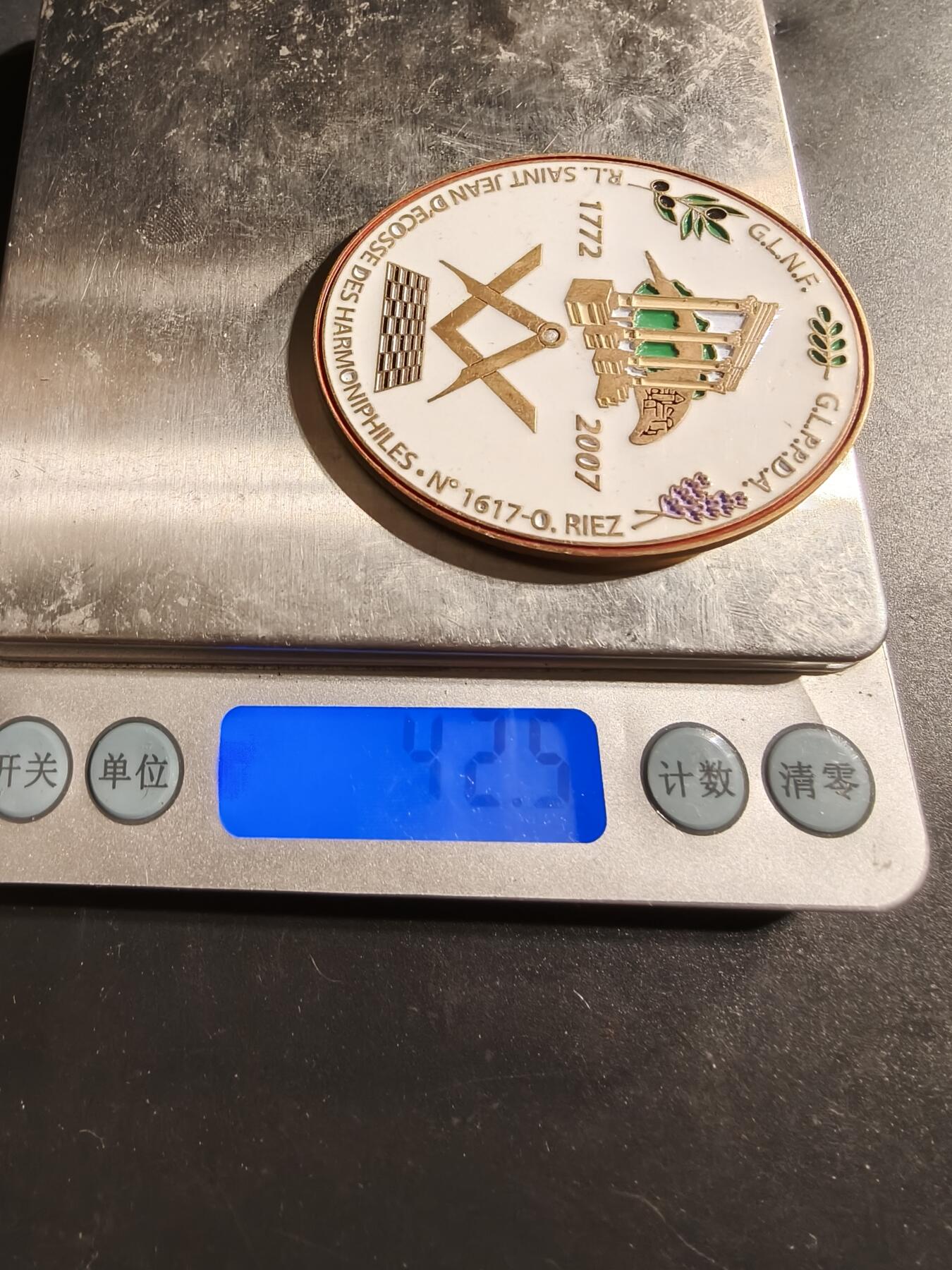 老王徽章第173期 法国里耶斯市圣约翰协会证章    58×48mm    49g