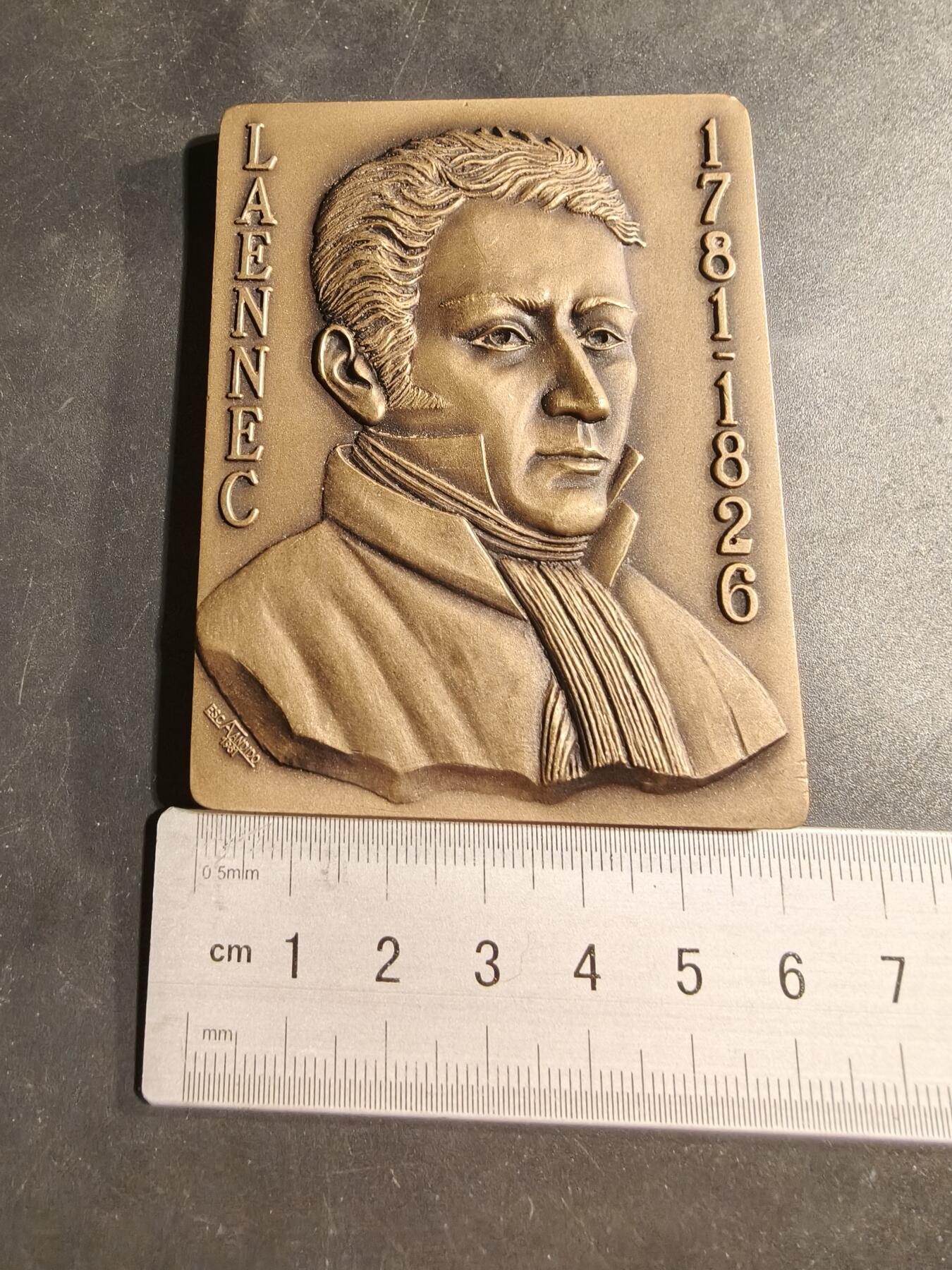 老王徽章第173期 葡萄牙纪念法国著名医生雷内·拉埃内克方形大铜章      拉埃内克（1781-1826）是一位法国医生、音乐家，也是听诊器的发明者        尺寸58×81mm     重量212.3g     共发行400枚该枚编号235