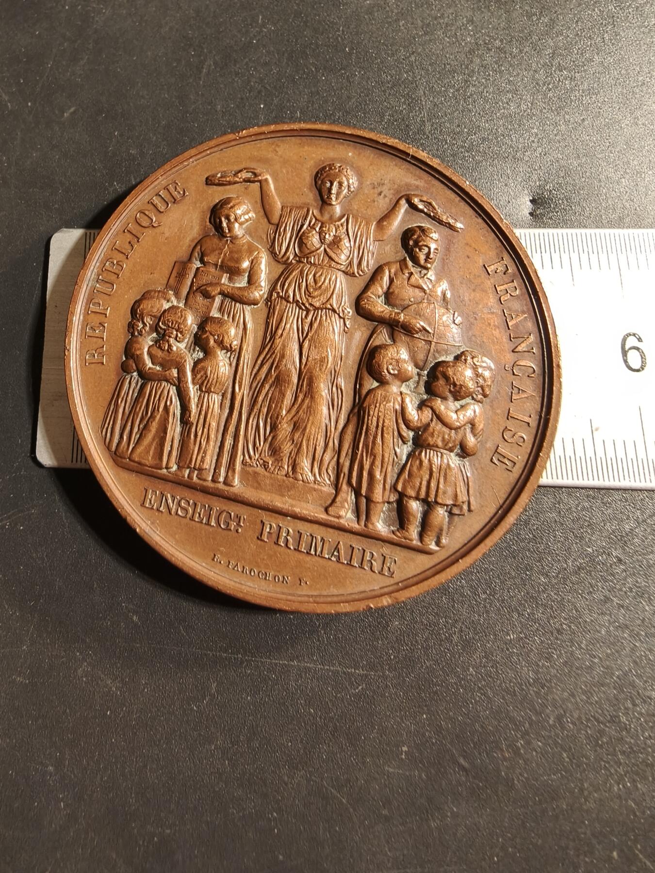 老王徽章第173期 法国1882-83艺术教育委员会大铜章     Cuivre铜标     直径50mm     重量64.5g