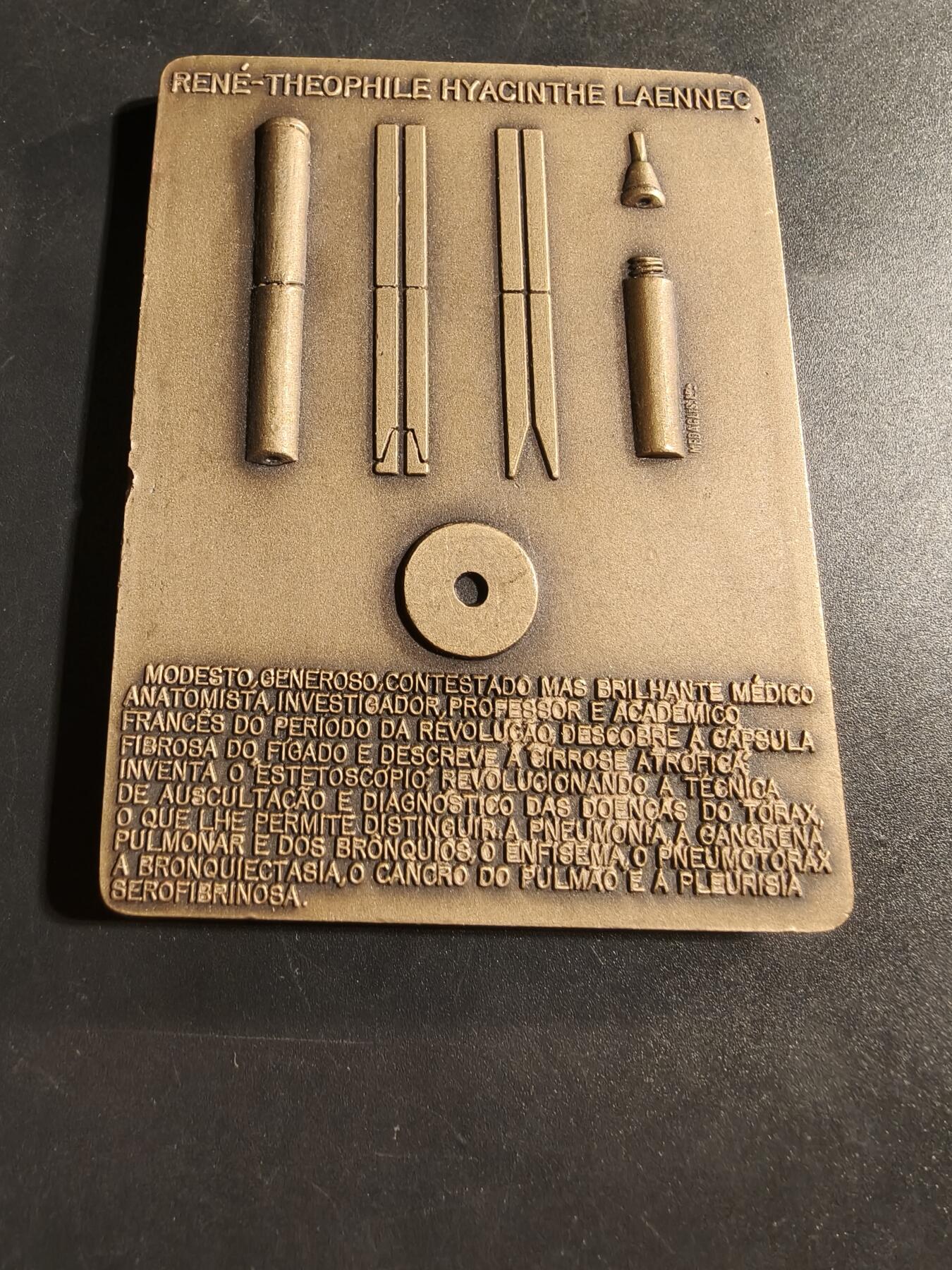 老王徽章第173期 葡萄牙纪念法国著名医生雷内·拉埃内克方形大铜章      拉埃内克（1781-1826）是一位法国医生、音乐家，也是听诊器的发明者        尺寸58×81mm     重量212.3g     共发行400枚该枚编号235