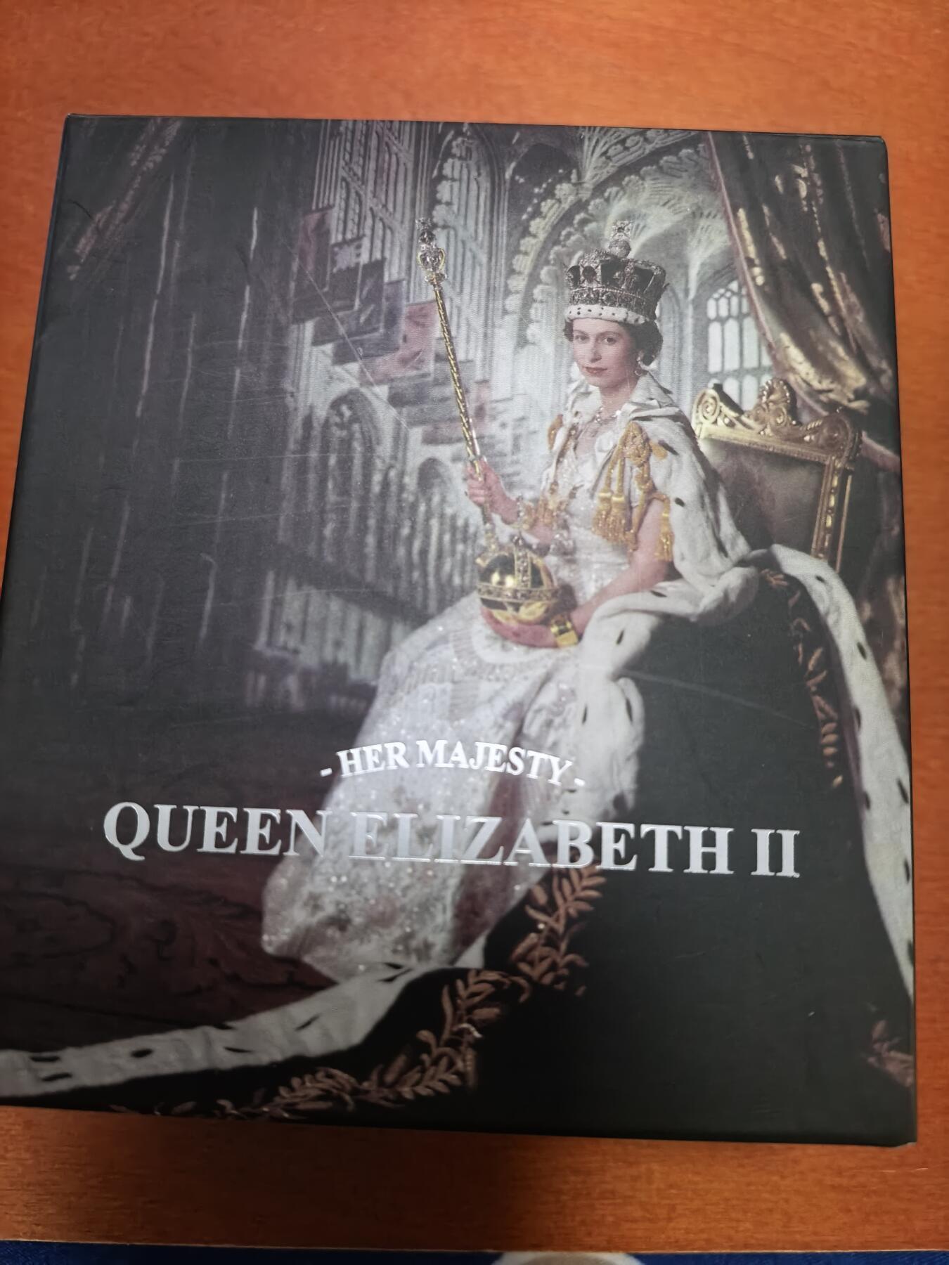 长老汇蛇年精选第九十场拍卖 2022纽埃伊丽莎白二世逝世5元精制银币，2盎司999银，盒证全，钻石型盒子，打开带照射灯，700枚