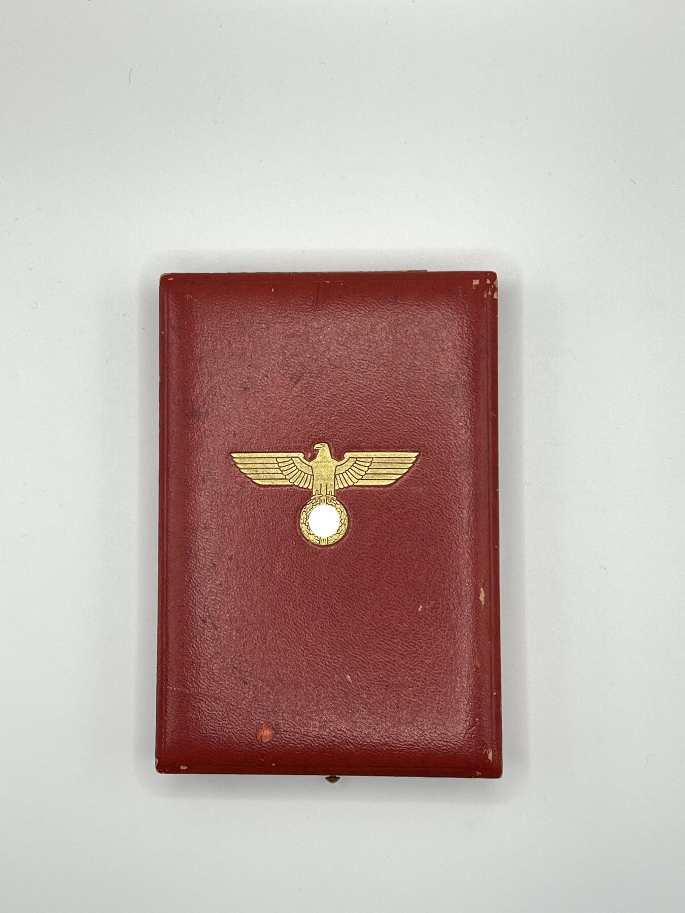 小驴勋章奖章收藏1月2日周五晚六点拍卖（珍爱和平，收藏战争，铭记历史，勿忘国耻，忠党爱国。有偿代拍，送拍规则在简介最后，参拍须阅读规则后再参拍，关系到运费包装发货时效真假辨别等关键信息，拍卖时不再发原图，看大图店主微信码在拍卖店铺介绍里） WWII德骑士级佩剑战功十字勋章（RKVK）带罕见红色原盒，由著名的Deschler & Sohn München厂（1厂）制作，底部打1厂标+900银标，绶带宽3cm长41cm绑绳部分两根绳分别长27cm共95厘米（典型战地使用KVK绶带实配发样式），战时共颁发272/274枚佩剑骑士战功十字，极其罕见，带盒参考价10000欧