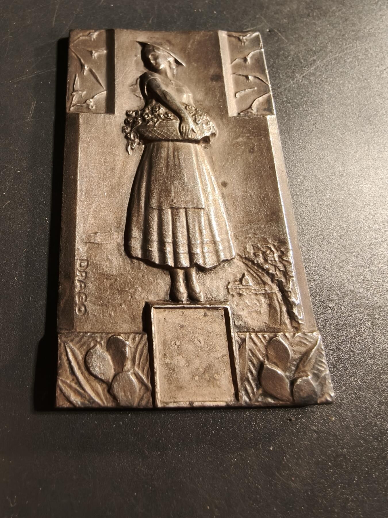 老王徽章第173期 法国尼斯市农业丰收主题方形镀银大铜章     原盒     尺寸81×44mm     重量106.3g