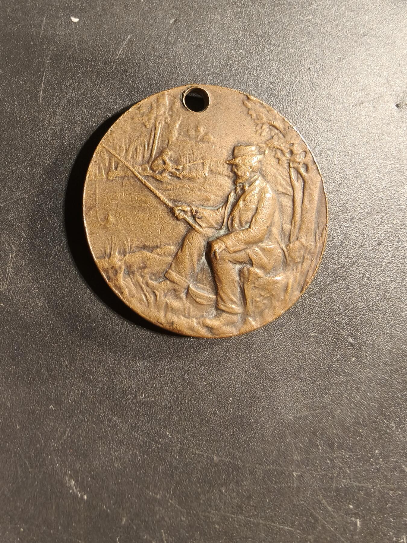 老王徽章第173期 法国垂钓者大铜章     直径36mm    重量22.1g      大师波特作品