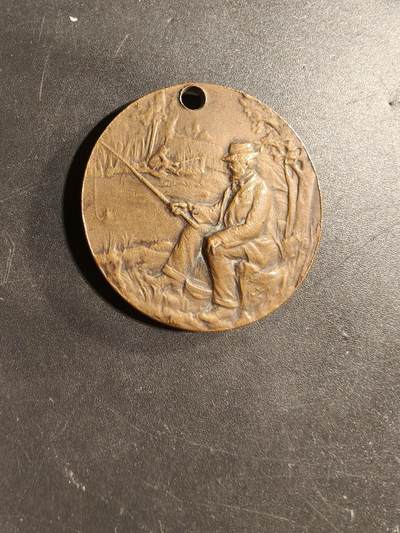 老王徽章第173期 - 法国垂钓者大铜章     直径36mm    重量22.1g      大师波特作品