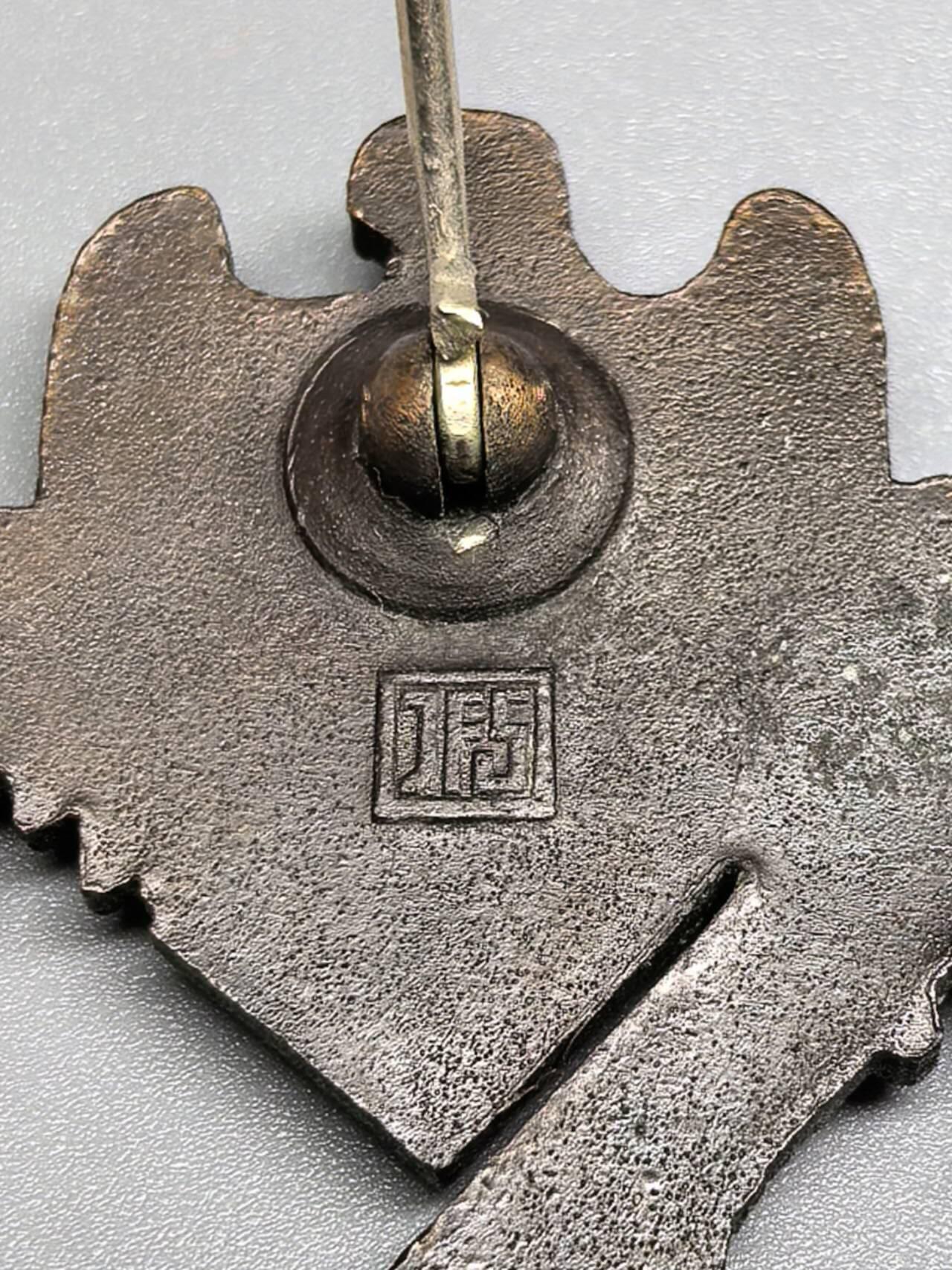 小驴勋章奖章收藏1月2日周五晚六点拍卖（珍爱和平，收藏战争，铭记历史，勿忘国耻，忠党爱国。有偿代拍，送拍规则在简介最后，参拍须阅读规则后再参拍，关系到运费包装发货时效真假辨别等关键信息，拍卖时不再发原图，看大图店主微信码在拍卖店铺介绍里） 德WWII铜级步兵突击奖章，带罕见纸袋，背打JFS标（JOSEF FEIX & SÖHNE-GABLONZ厂，制作很多高品质和带数字战斗章），1.23.2版本，锌合金铸造镀铜，镀层很棒，别杆为Buntmetall合金，少见，参考价550/595欧元不含邮