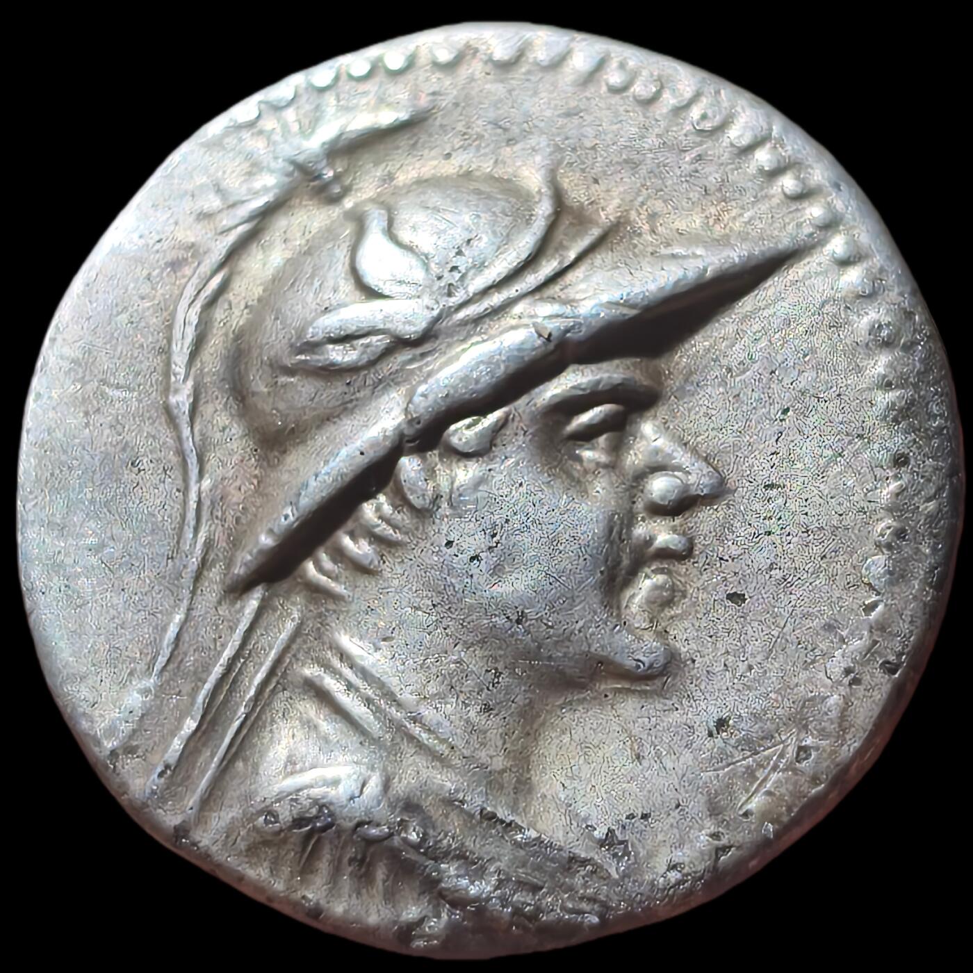 星盘世界钱币2026一月十日新年古典精品大拍 精彩纷呈 典藏名品美品！希腊化-中亚 巴克特里亚王国-欧克拉提德斯国王 1德拉克马银币 背面是狄俄斯库里兄弟骑兵 文骑马面王像，品相非常漂亮，铭文清晰图案全美，底板光滑平整，而且这种类型的着盔版非常少见，这一枚应该是普什卡拉瓦提造币厂的