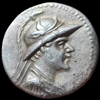 典藏名品美品！希腊化-中亚 巴克特里亚王国-欧克拉提德斯国王 1德拉克马银币 背面是狄俄斯库里兄弟骑兵 文骑马面王像，品相非常漂亮，铭文清晰图案全美，底板光滑平整，而且这种类型的着盔版非常少见，这一枚应该是普什卡拉瓦提造币厂的