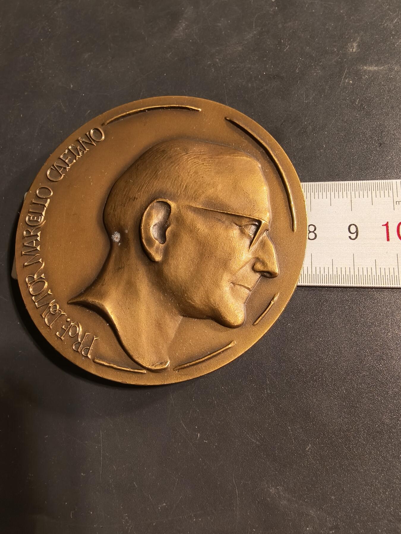 老王徽章第173期 葡萄牙总理马尔切洛·卡埃塔诺大铜章     卡埃塔诺为葡萄牙最后一任独裁总理，于1974年被康乃馨革命推翻下台    直径79mm    重量243.5g