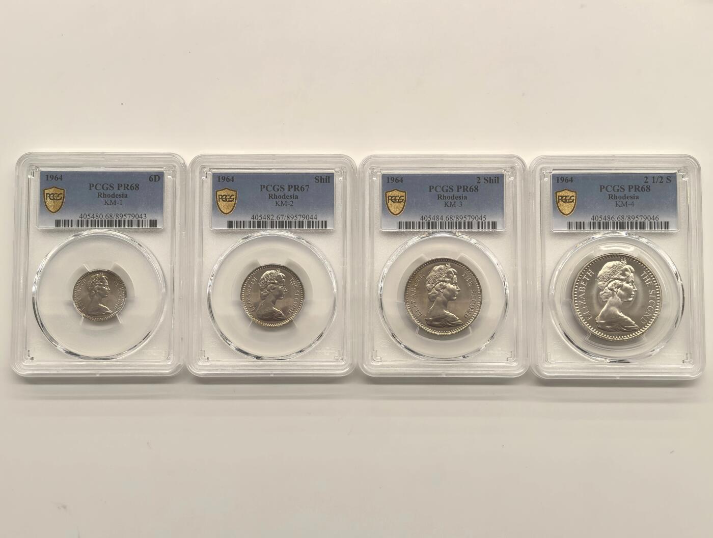 博洋堂“岁启嘉年”2026新年精品大拍专场暨第155期（全场包邮） PCGS PR67/68 英属罗德西亚1964年伊丽莎白二世 2先令6便士--6便士（25分--5分）双面值精制套币 整套3枚冠军分1枚亚军分 全网罕见高分一套集齐 仅铸造2060套 附带出厂原盒