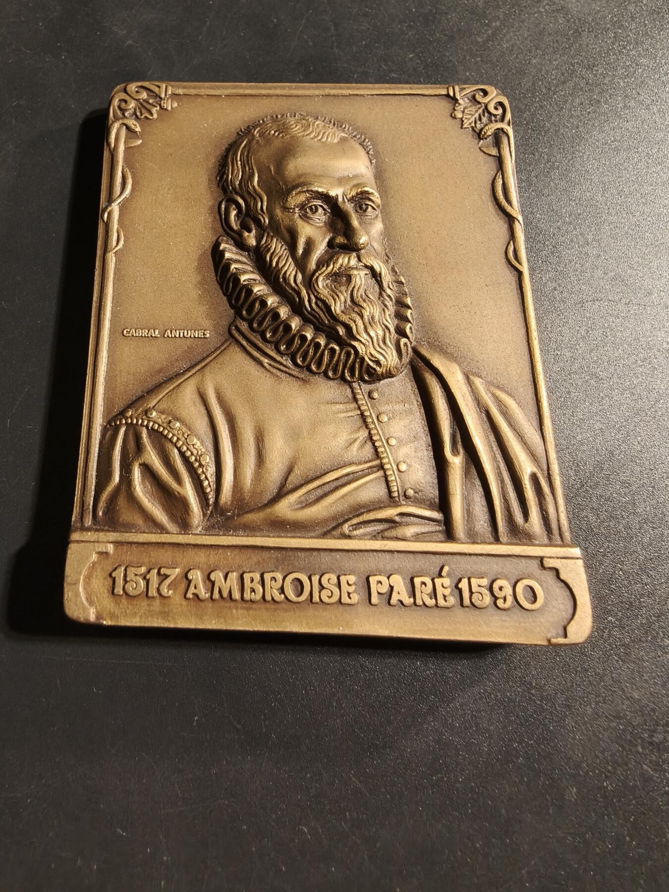 老王徽章第173期 葡萄牙纪念法国著名外科医生昂布瓦斯·帕雷方形大铜章       昂布瓦斯·帕雷著名法国外科医生(1511-1590)。 他以发现动脉结扎法而闻名，他用此法代替了截肢时的烧灼止血。 他是亨利二世、弗朗索瓦二世、查理九世和亨利三世的御用外科医生。 他说每一位伤员：“我为他包扎，上帝治愈了他。”       尺寸59×84mm    重量292.5g     该章共发行750枚该枚编号408 