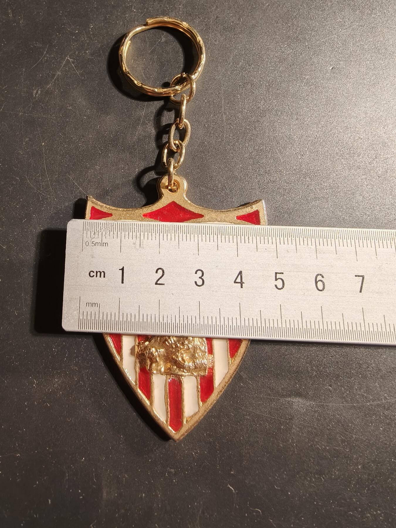 老王徽章第173期 西班牙西甲塞维利亚足球俱乐部钥匙扣    大尺寸50×60mm