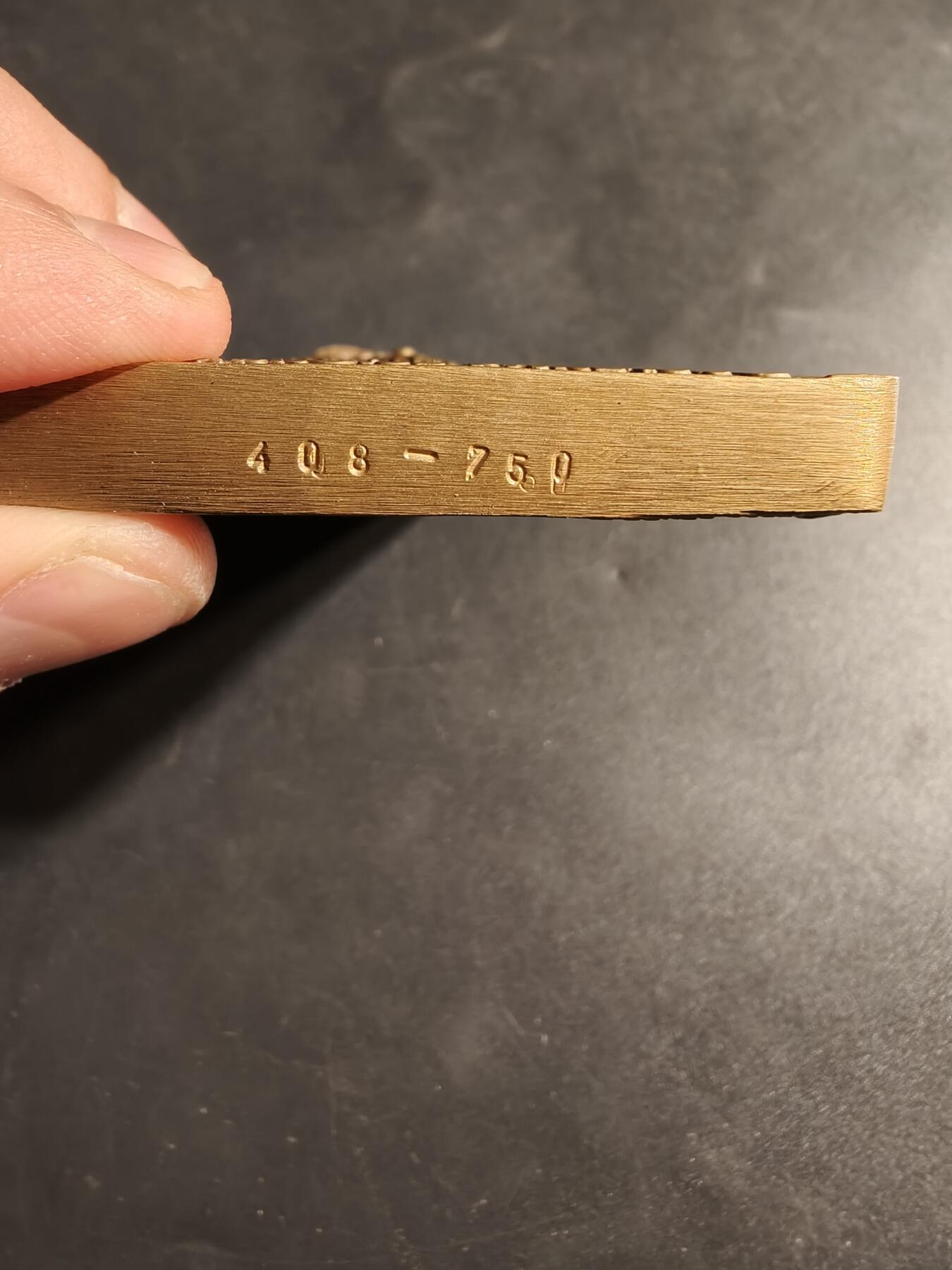 老王徽章第173期 葡萄牙纪念法国著名外科医生昂布瓦斯·帕雷方形大铜章       昂布瓦斯·帕雷著名法国外科医生(1511-1590)。 他以发现动脉结扎法而闻名，他用此法代替了截肢时的烧灼止血。 他是亨利二世、弗朗索瓦二世、查理九世和亨利三世的御用外科医生。 他说每一位伤员：“我为他包扎，上帝治愈了他。”       尺寸59×84mm    重量292.5g     该章共发行750枚该枚编号408 