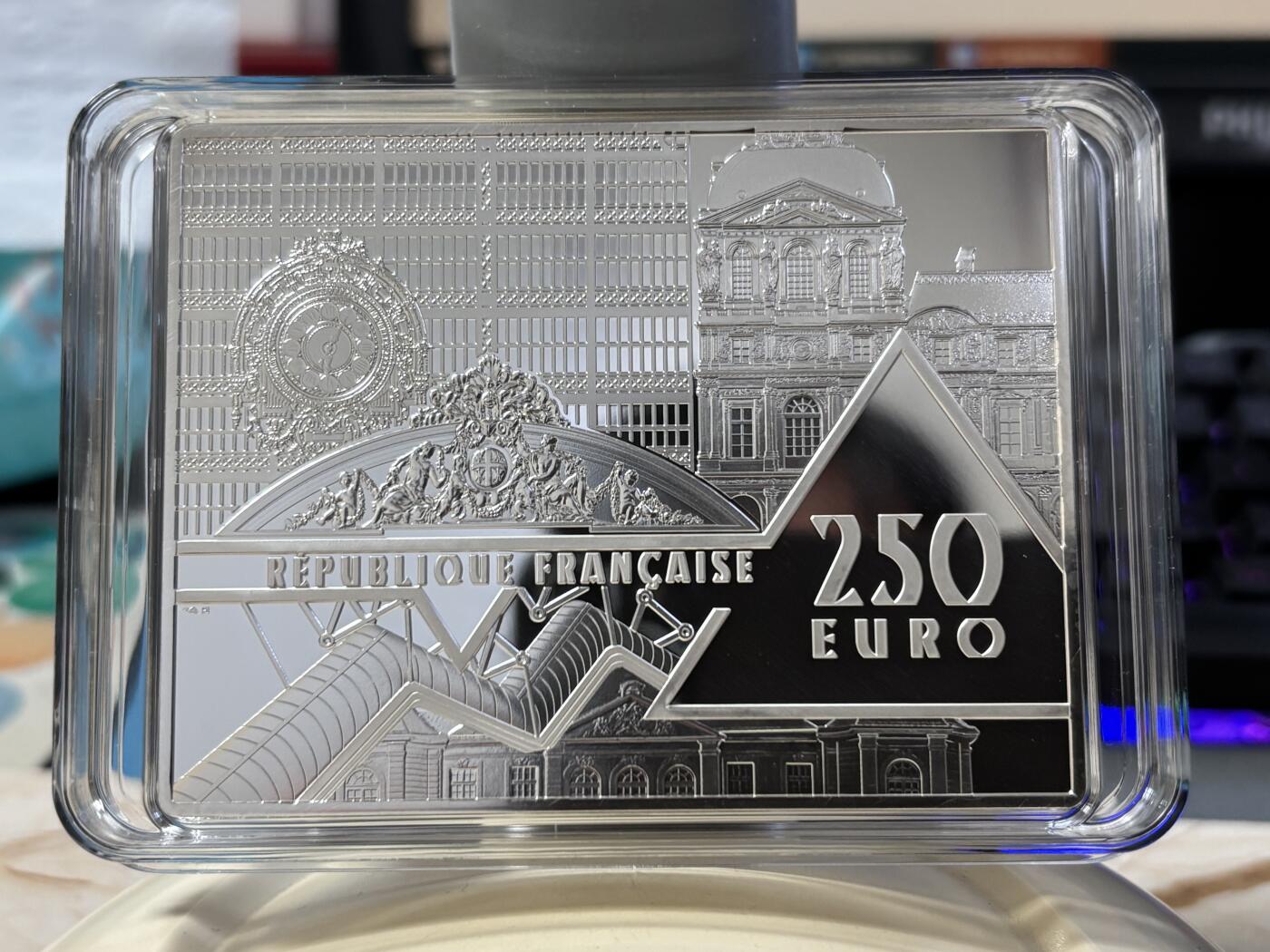 第186期拍卖 法国2023年卢浮宫杰作自由引导人民500克彩色银币，999银，500克，编号096