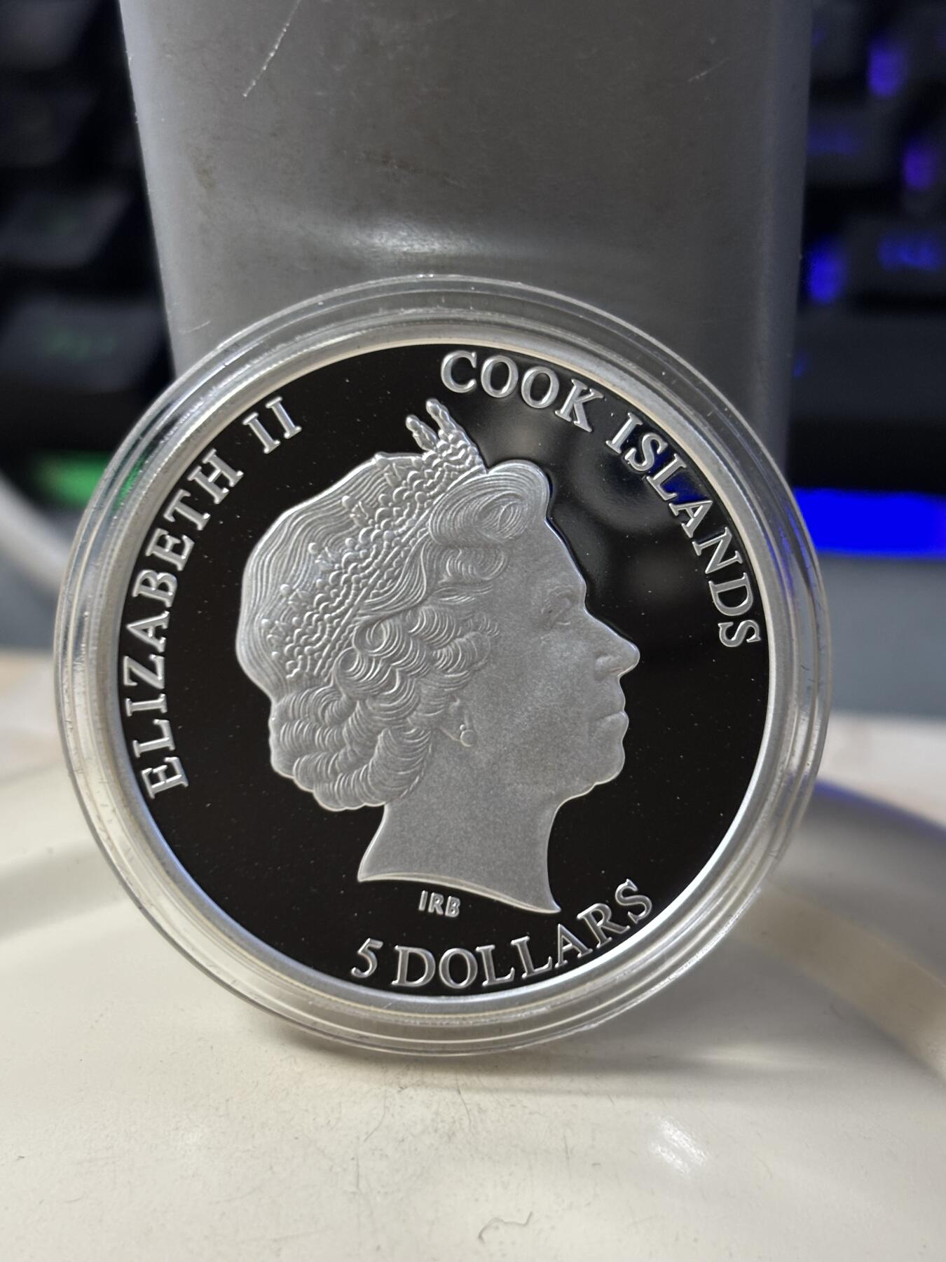 第186期拍卖 库克2017年3D立体展翅飞翔系列粉灰色凤头鹦鹉银币，925银，20克，发行2500枚