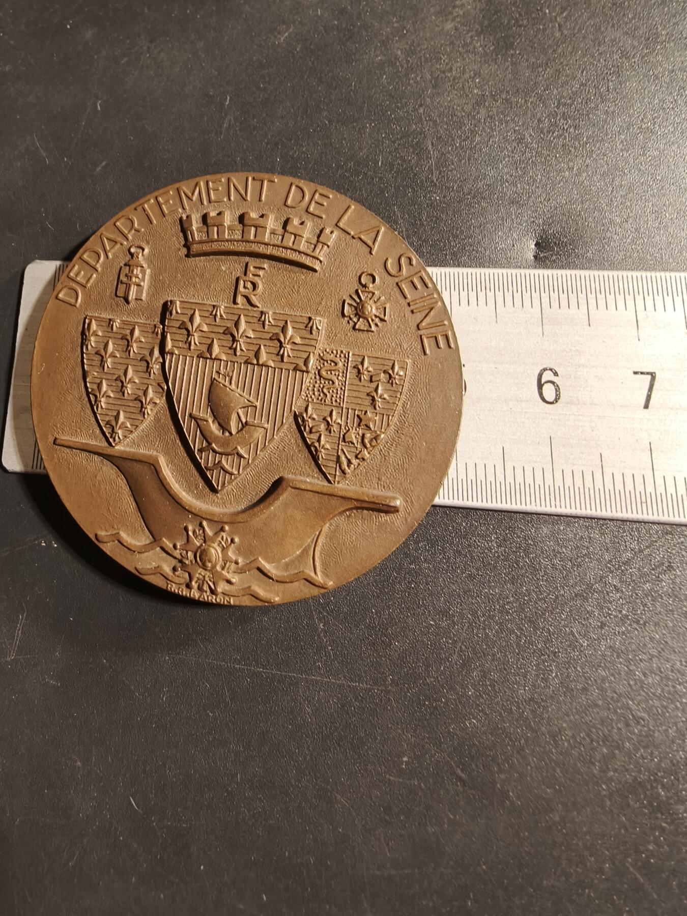 老王徽章第173期 法国塞纳省圣丹尼斯市大铜章     直径50mm    重量64.8g