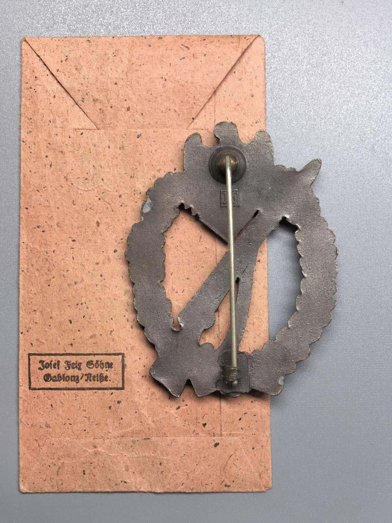 小驴勋章奖章收藏1月2日周五晚六点拍卖（珍爱和平，收藏战争，铭记历史，勿忘国耻，忠党爱国。有偿代拍，送拍规则在简介最后，参拍须阅读规则后再参拍，关系到运费包装发货时效真假辨别等关键信息，拍卖时不再发原图，看大图店主微信码在拍卖店铺介绍里） 德WWII铜级步兵突击奖章，带罕见纸袋，背打JFS标（JOSEF FEIX & SÖHNE-GABLONZ厂，制作很多高品质和带数字战斗章），1.23.2版本，锌合金铸造镀铜，镀层很棒，别杆为Buntmetall合金，少见，参考价550/595欧元不含邮