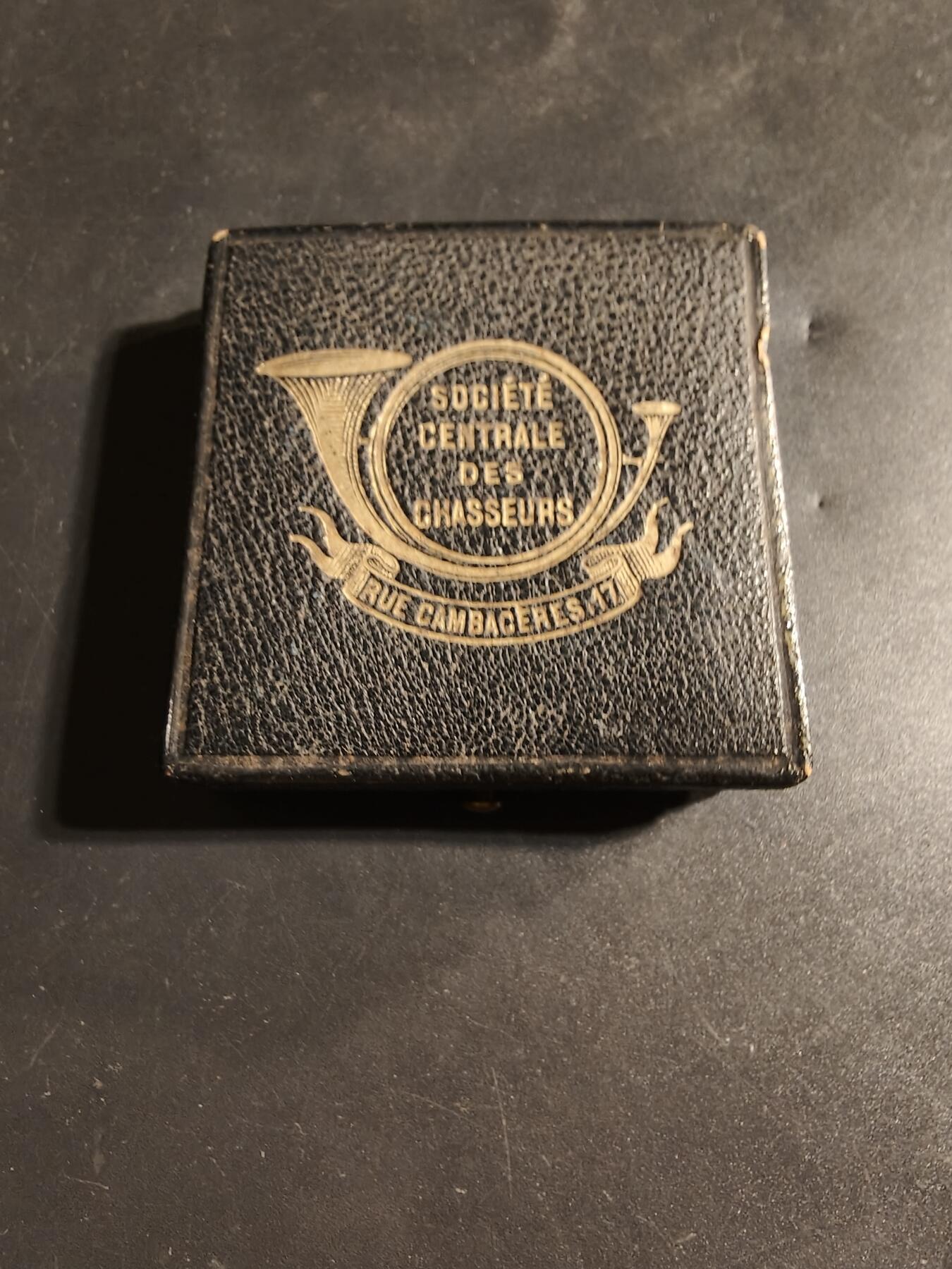 老王徽章第173期 法国反偷猎中央协会八角印章    少见原盒+证书     1879年授予      证书边缘有小折损 蜜蜂950银标    直径37mm    重量20g