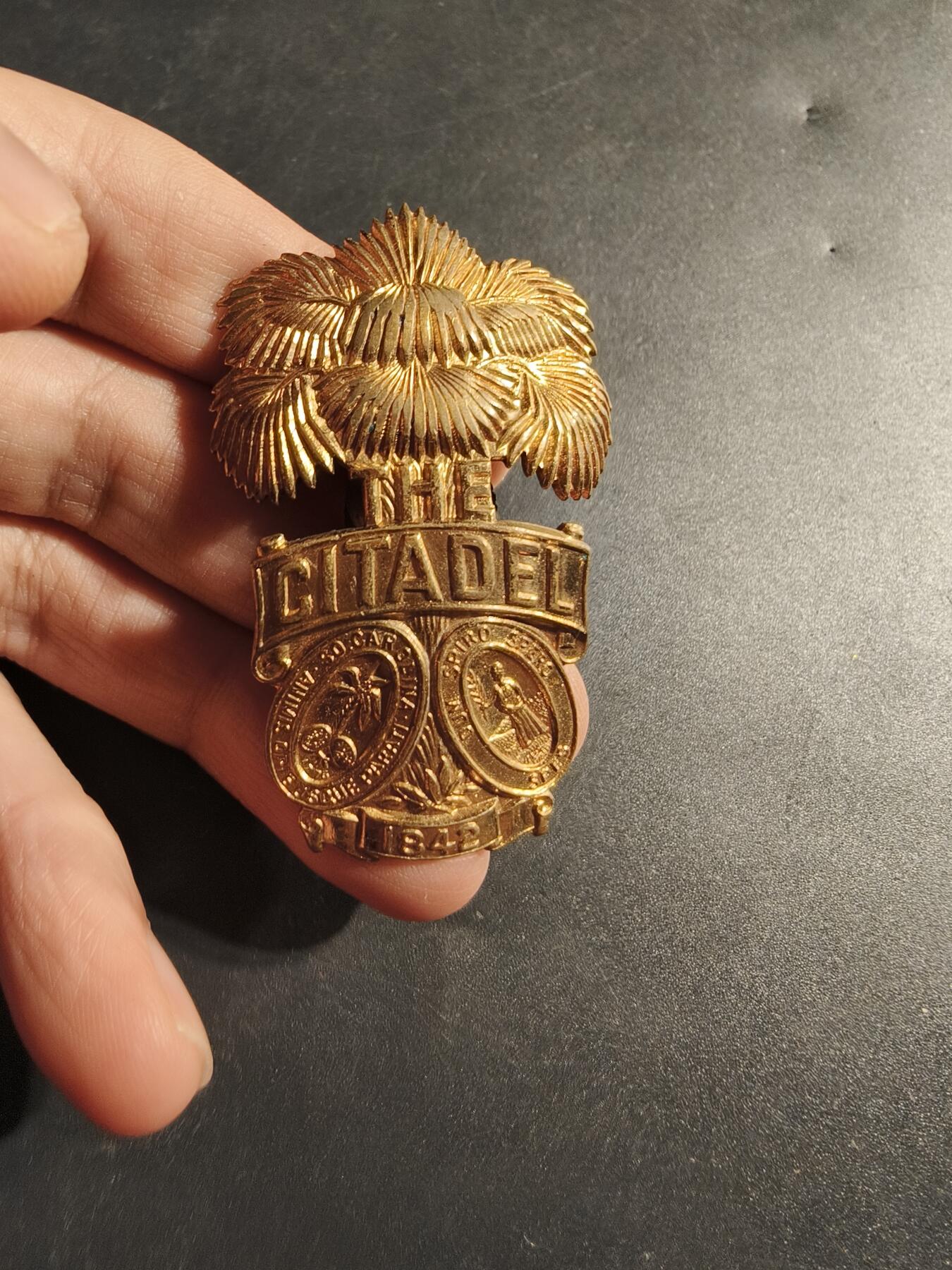 老王徽章第173期 美国南卡罗来纳州军事学校大檐帽帽徽