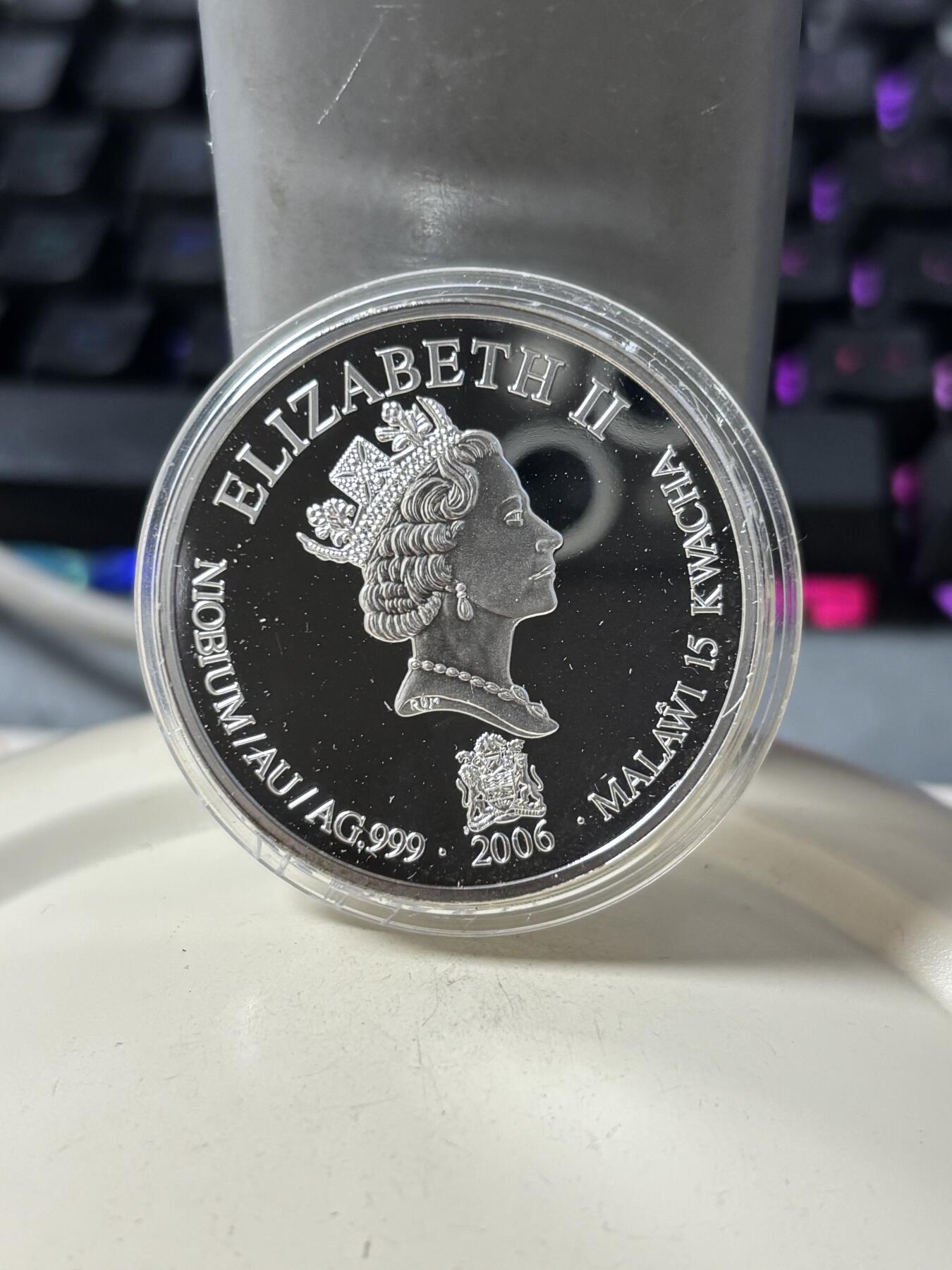 第186期拍卖 马拉维2006年德国勃兰登堡门银铌镀金三金属纪念币，999银/999铌/999金，20克/1.47克，38毫米，发行1000枚，有丝痕