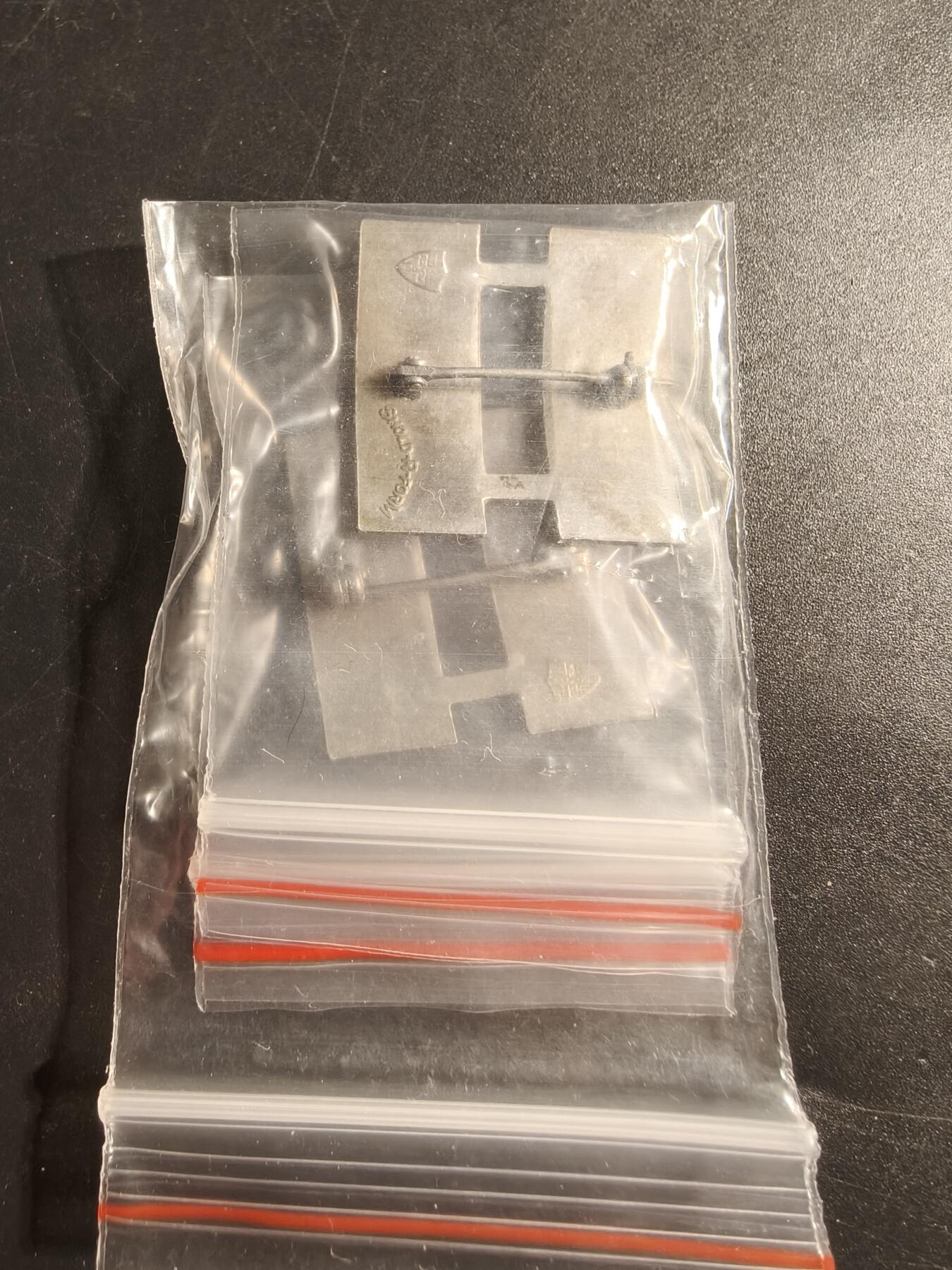 老王徽章第173期 美国陆军上尉金属军衔领章一组    二战时期横针版    带厂标