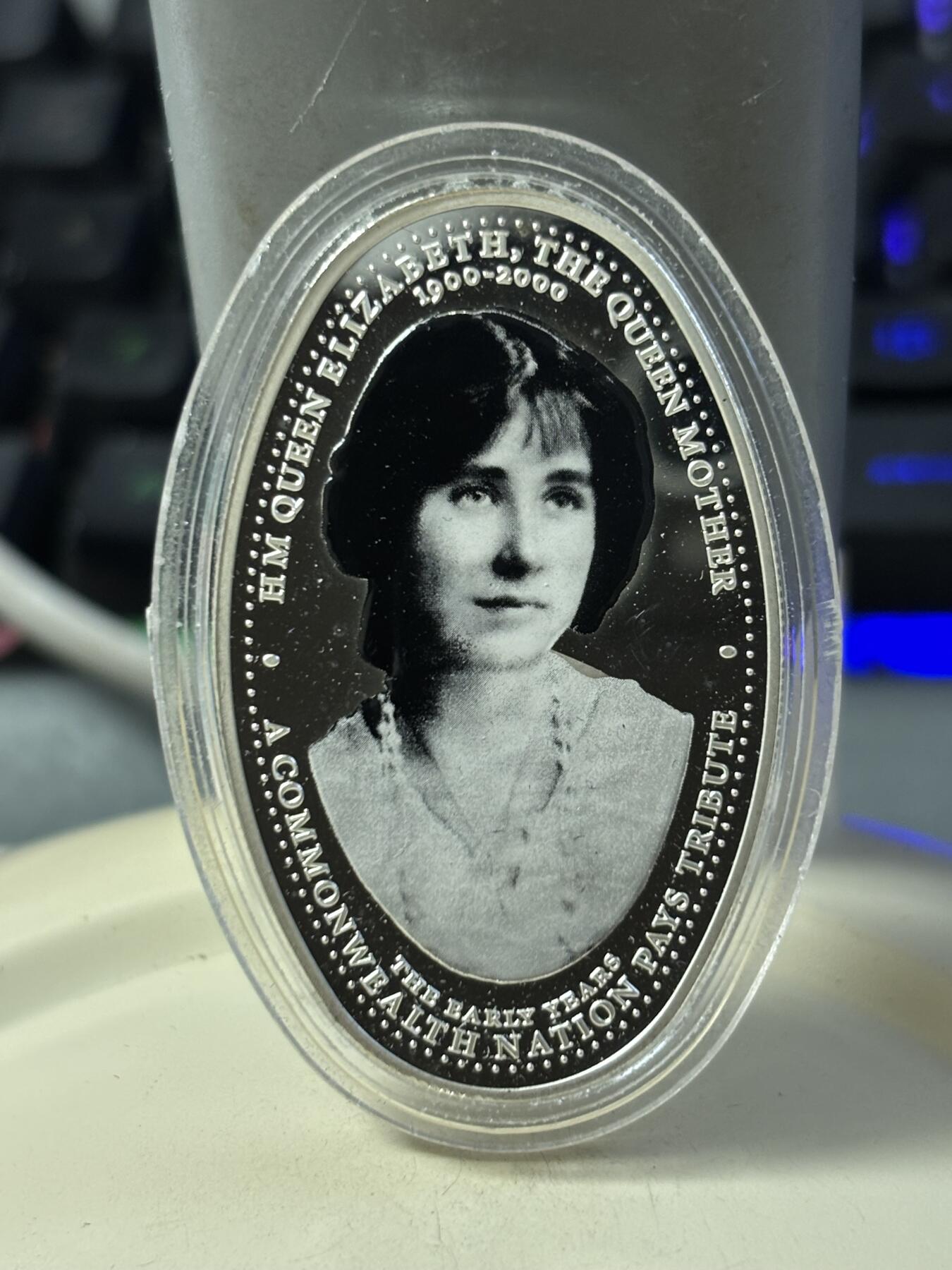 第186期拍卖 赞比亚2000年女王母亲肖像彩色纪念银币3枚套，925银，20克*3，银价999，有瑕疵