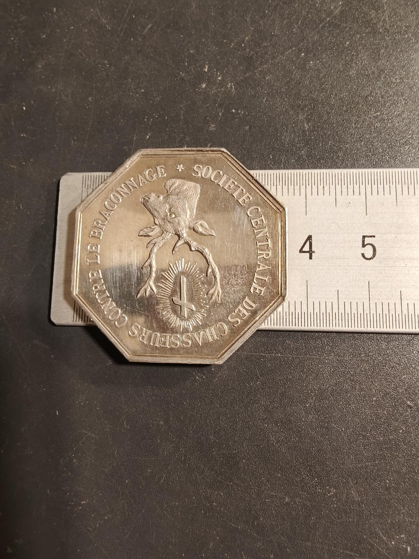 老王徽章第173期 法国反偷猎中央协会八角印章    少见原盒+证书     1879年授予      证书边缘有小折损 蜜蜂950银标    直径37mm    重量20g