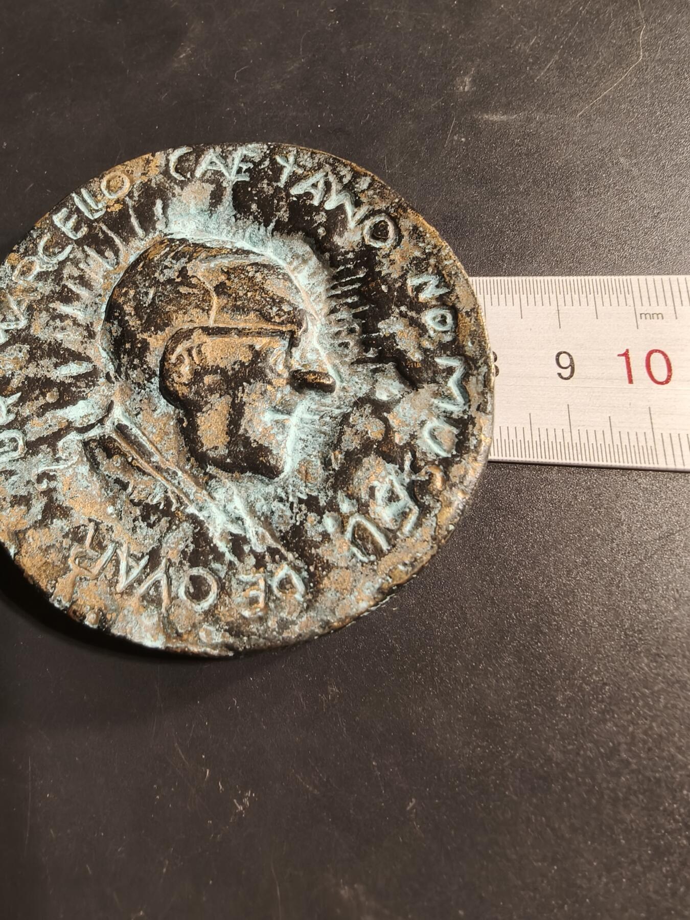 老王徽章第173期 葡萄牙最后一任独裁总理马尔塞洛·卡埃塔诺大铜章     直径80mm    重量267.2g     该章编号72