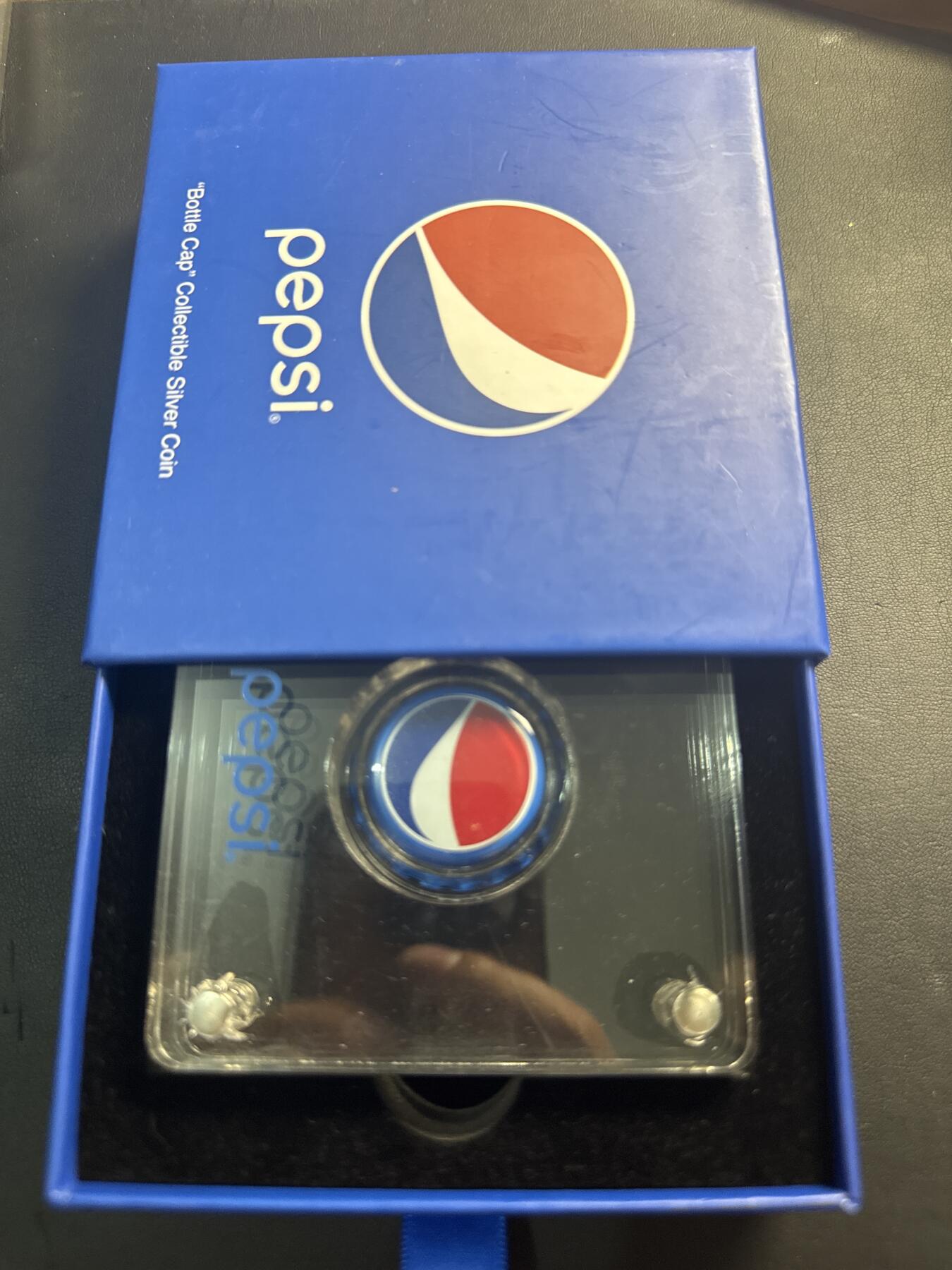 ❤️【币观天下】❤️ 第337期钱币拍卖- 2026.1.2周五晚上6点半场-长期征集拍品 2022年乍得发行百事可乐瓶盖彩色精制银币 盒证齐全