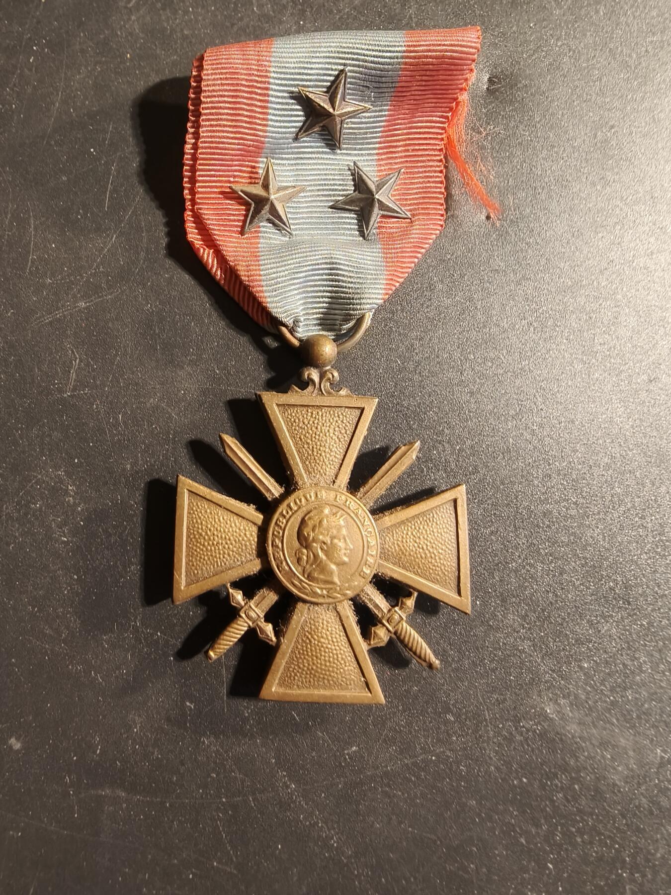 老王徽章第173期 法国1939版战争十字奖章    3铜星勋饰