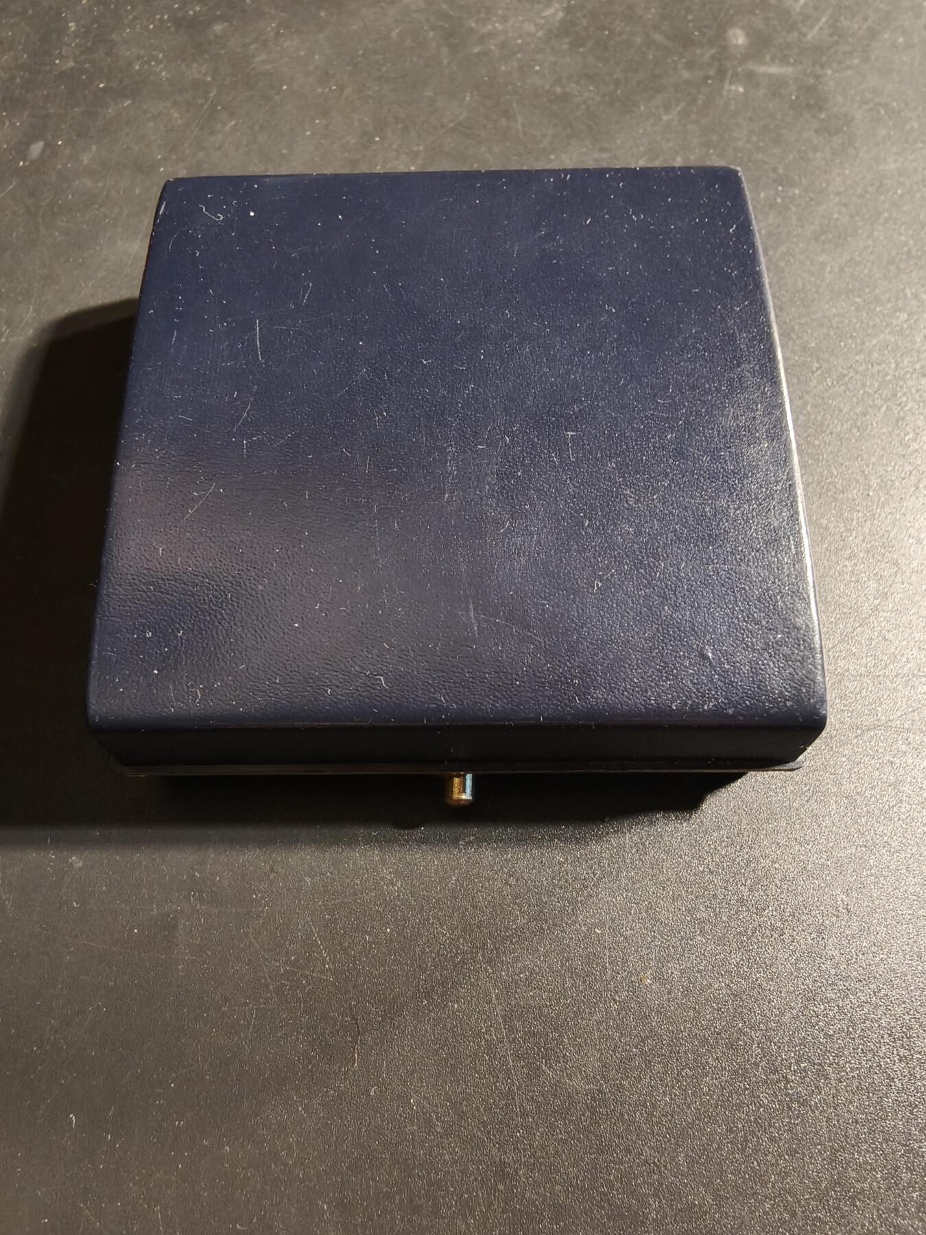 老王徽章第173期 法国国家大西洋航运公司纪念“法国号”邮轮1962年首航大铜章      原盒       直径54mm      重量74.9g 