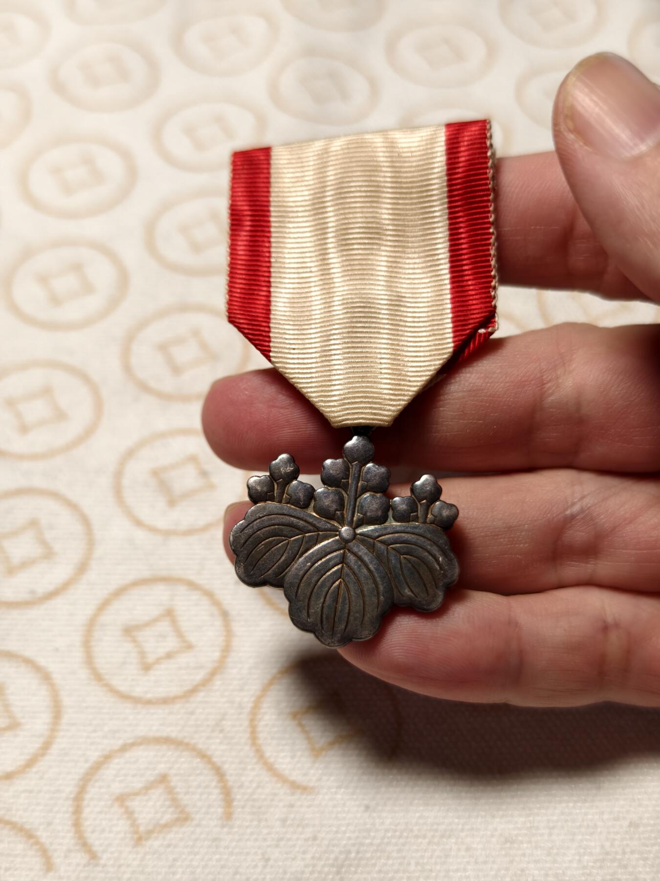 抚柳草堂-第五期章牌钱币（元旦欢庆场） 奖章勋章限时免佣 满百包邮 放漏专场 八等白色桐叶章 银质重16.2g