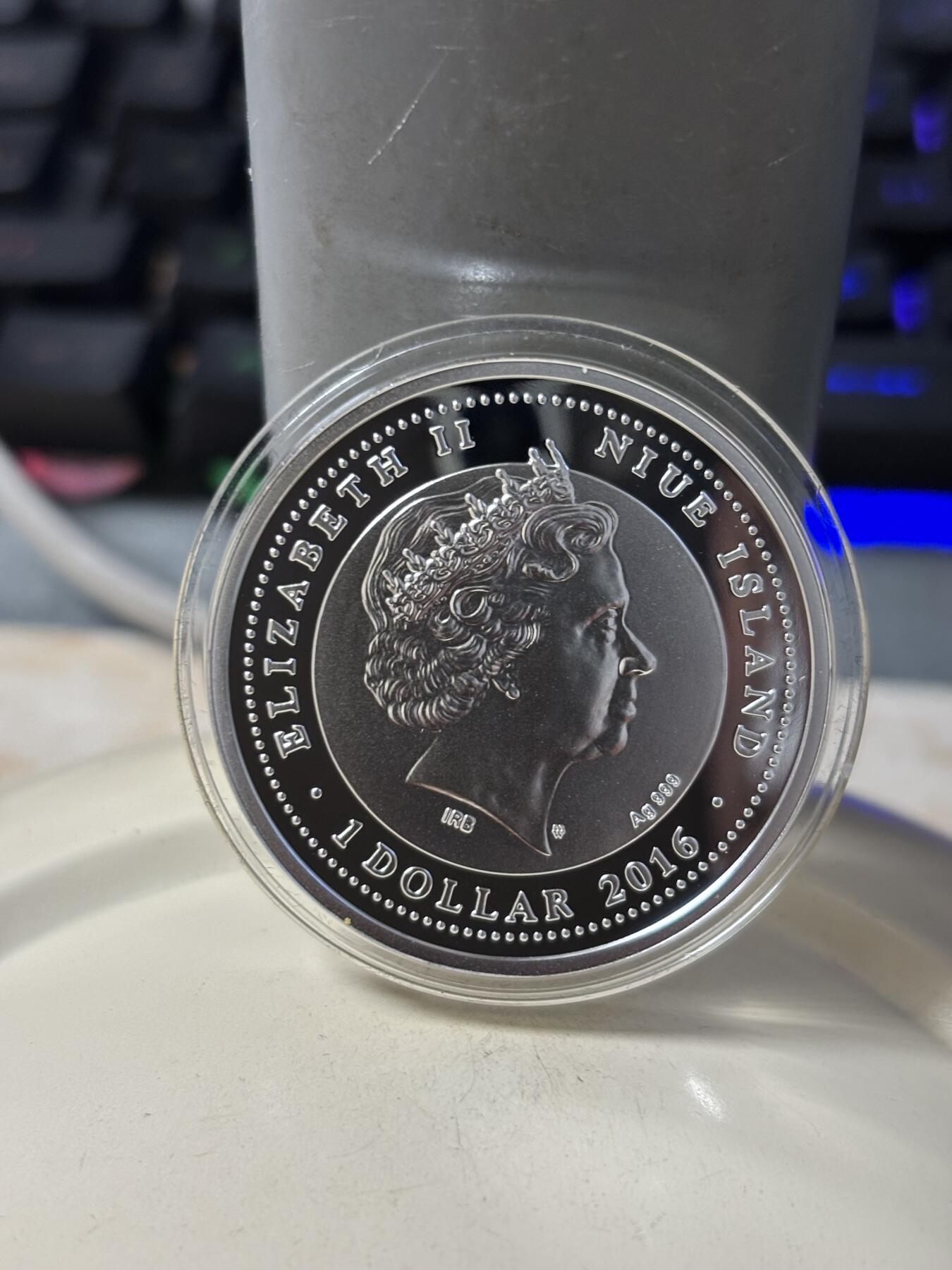 第186期拍卖 纽埃2016年濒危动物物种亚洲象镶嵌水晶彩银币，999银，17.5克，发行2000枚