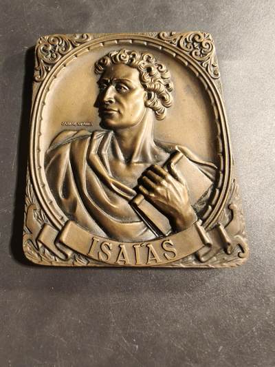 老王徽章第173期 - 葡萄牙纪念旧约先知以赛亚方形大铜章     赛亚是公元前8世纪下半叶的伟大先知之一。 他曾担任亚述帝国扩张时期以色列国王的顾问。 他通过神谕和葡萄园的寓言来解释失败和流放，认为这是上帝纠正其子民的方式。   尺寸64×85mm     重量262g      该章共发行500枚该枚编号113 