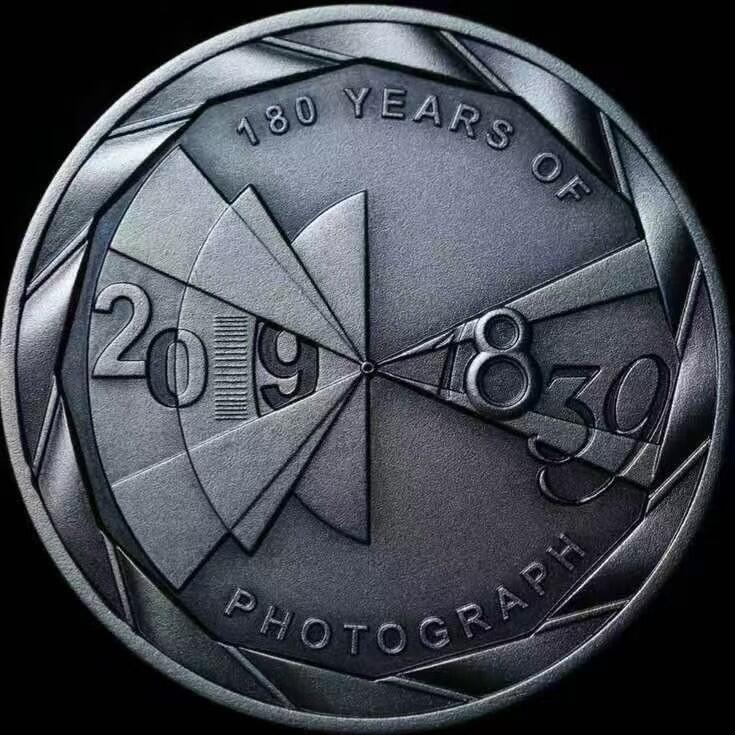 ❤️【币观天下】❤️ 第337期钱币拍卖- 2026.1.2周五晚上6点半场-长期征集拍品 帕劳2019年照相术180年纪念银币面值2元，925银10克，直径30毫米，中间微孔，仿古，发行999枚 带证书，包装为一个可实用的古典暗盒式照相机，配胶卷和使用说明。