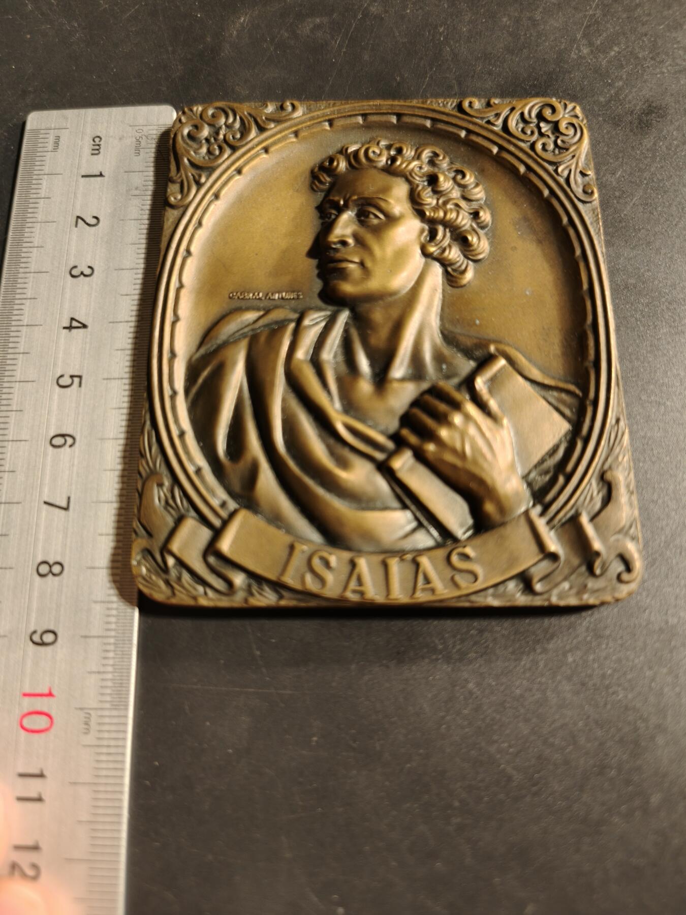 老王徽章第173期 葡萄牙纪念旧约先知以赛亚方形大铜章     赛亚是公元前8世纪下半叶的伟大先知之一。 他曾担任亚述帝国扩张时期以色列国王的顾问。 他通过神谕和葡萄园的寓言来解释失败和流放，认为这是上帝纠正其子民的方式。   尺寸64×85mm     重量262g      该章共发行500枚该枚编号113 