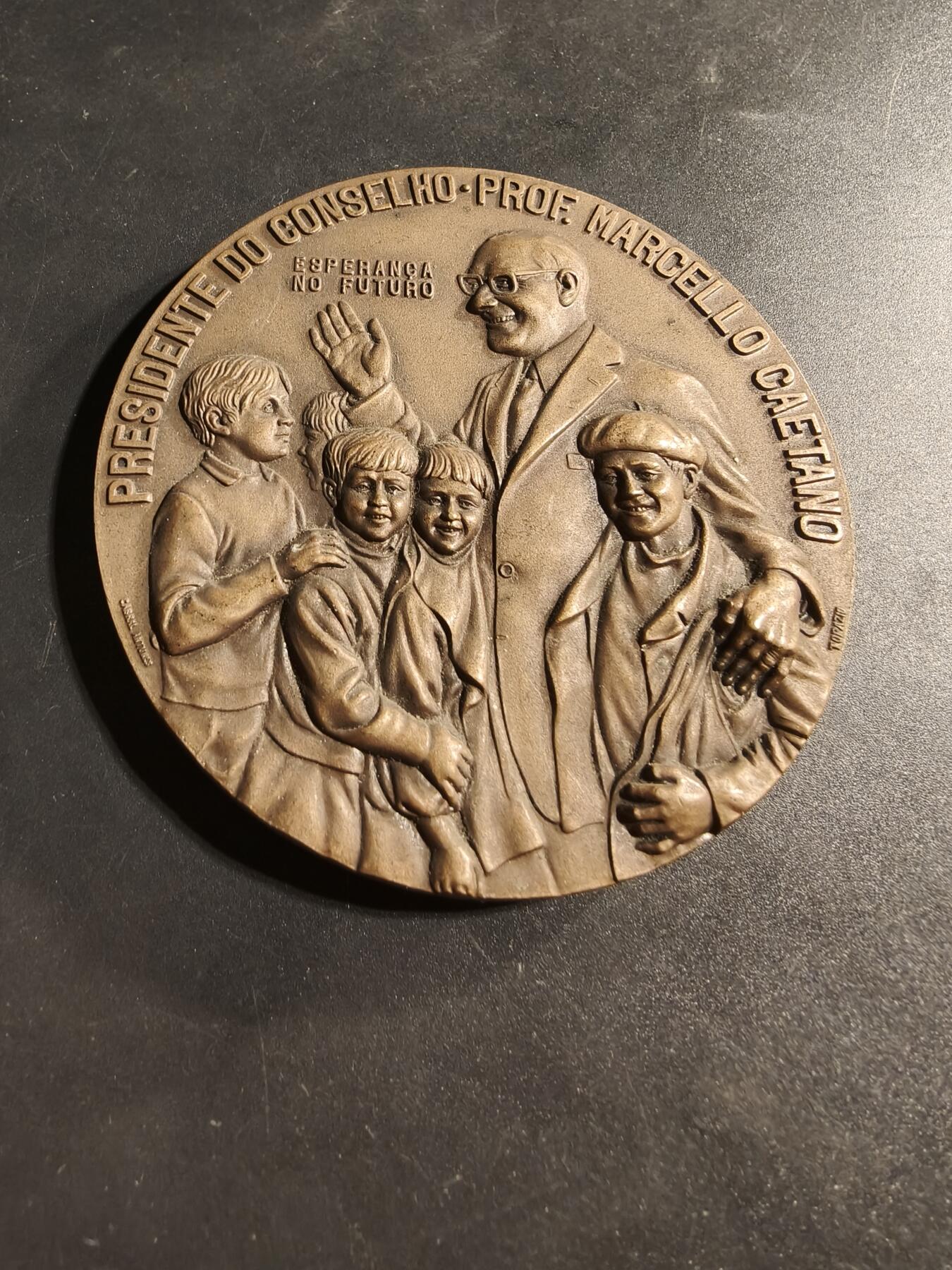 老王徽章第173期 葡萄牙1969纪念波尔多市的共和统治大铜章    该章编号254     直径80mm     重量257g