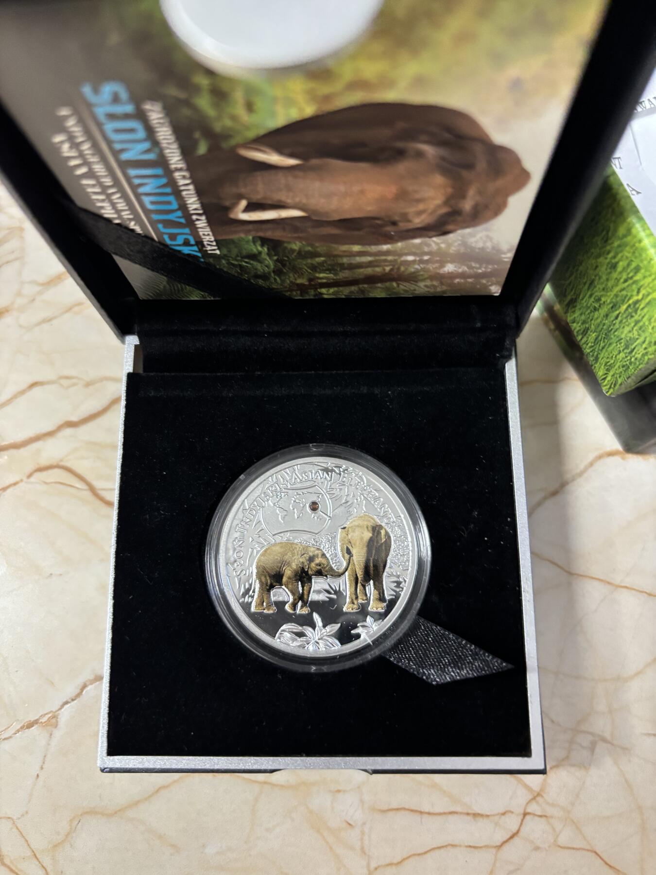 第186期拍卖 纽埃2016年濒危动物物种亚洲象镶嵌水晶彩银币，999银，17.5克，发行2000枚