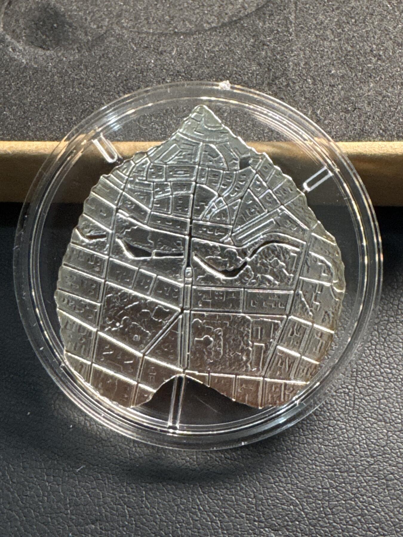 ❤️【币观天下】❤️ 第337期钱币拍卖- 2026.1.2周五晚上6点半场-长期征集拍品 获奖币 拉脱维亚2020年5欧圆菩提叶精制异形纪念银币 带原装盒证