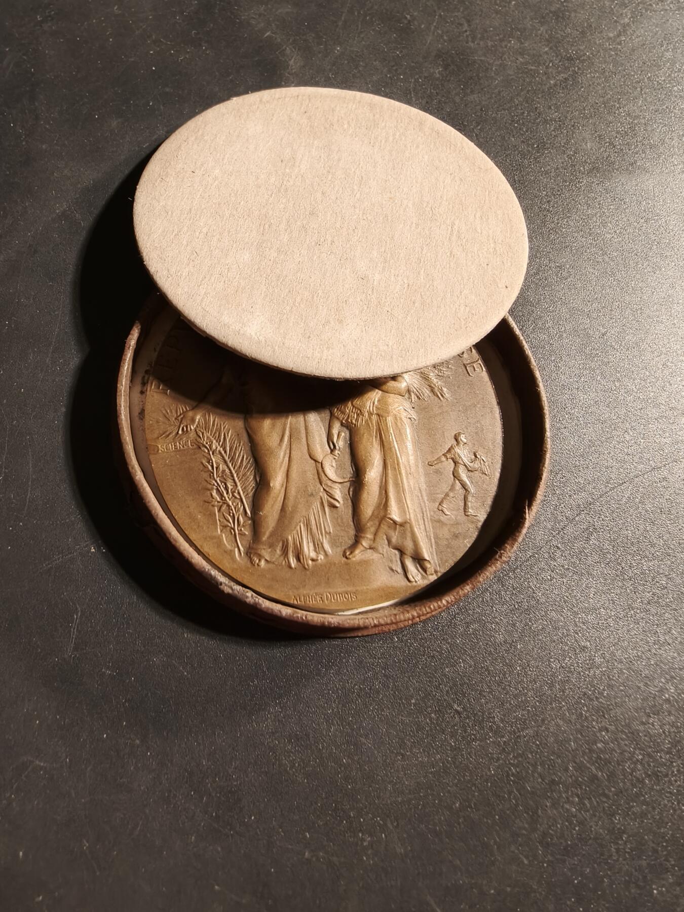 老王徽章第173期 法国农业部农业竞赛大铜章     原盒盒子有损     大师阿尔菲·杜布瓦作品     直径50mm      重量62.6g