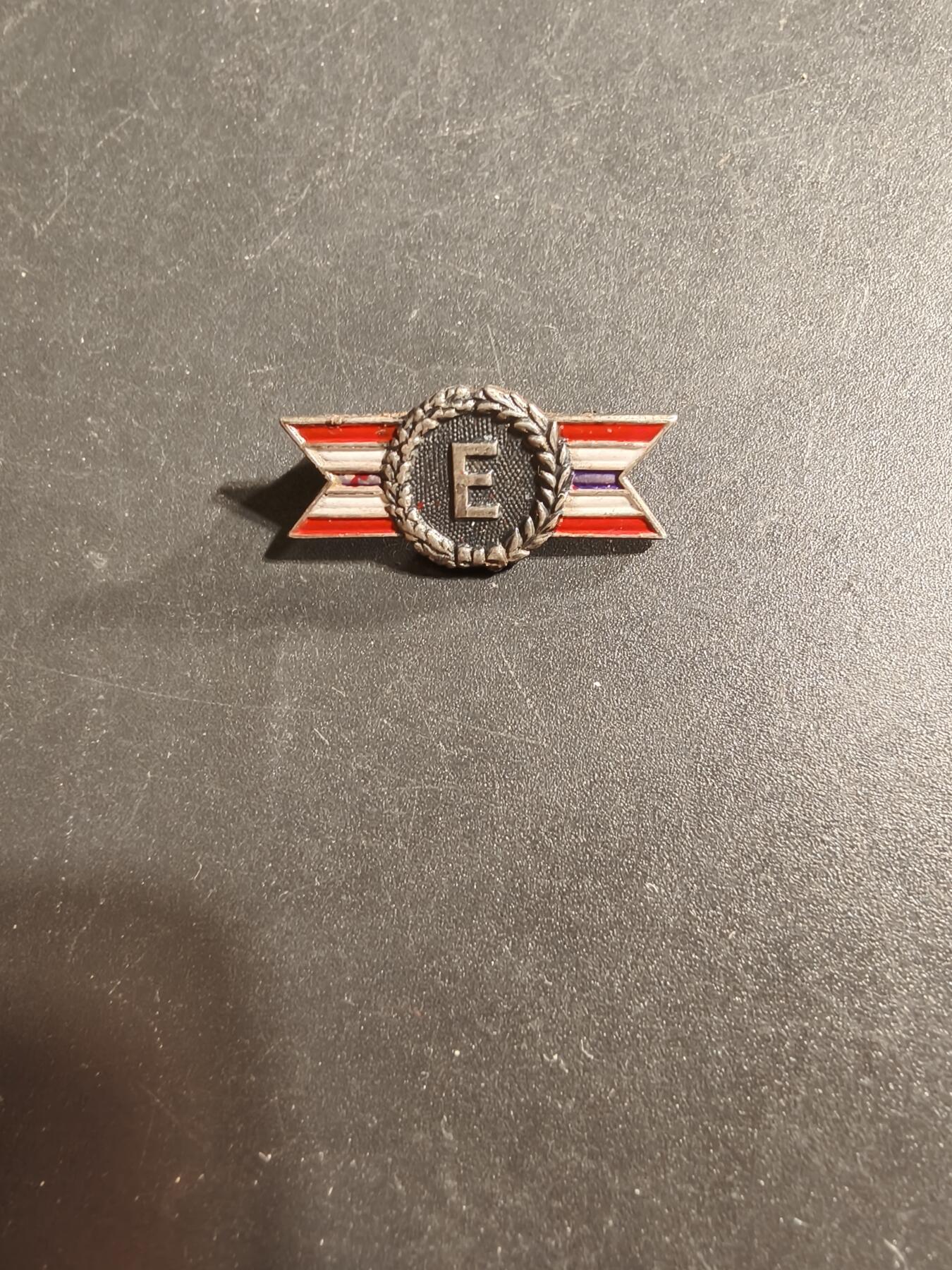 老王徽章第173期 美国二战优秀军事生产商技能章     二战时期横针版