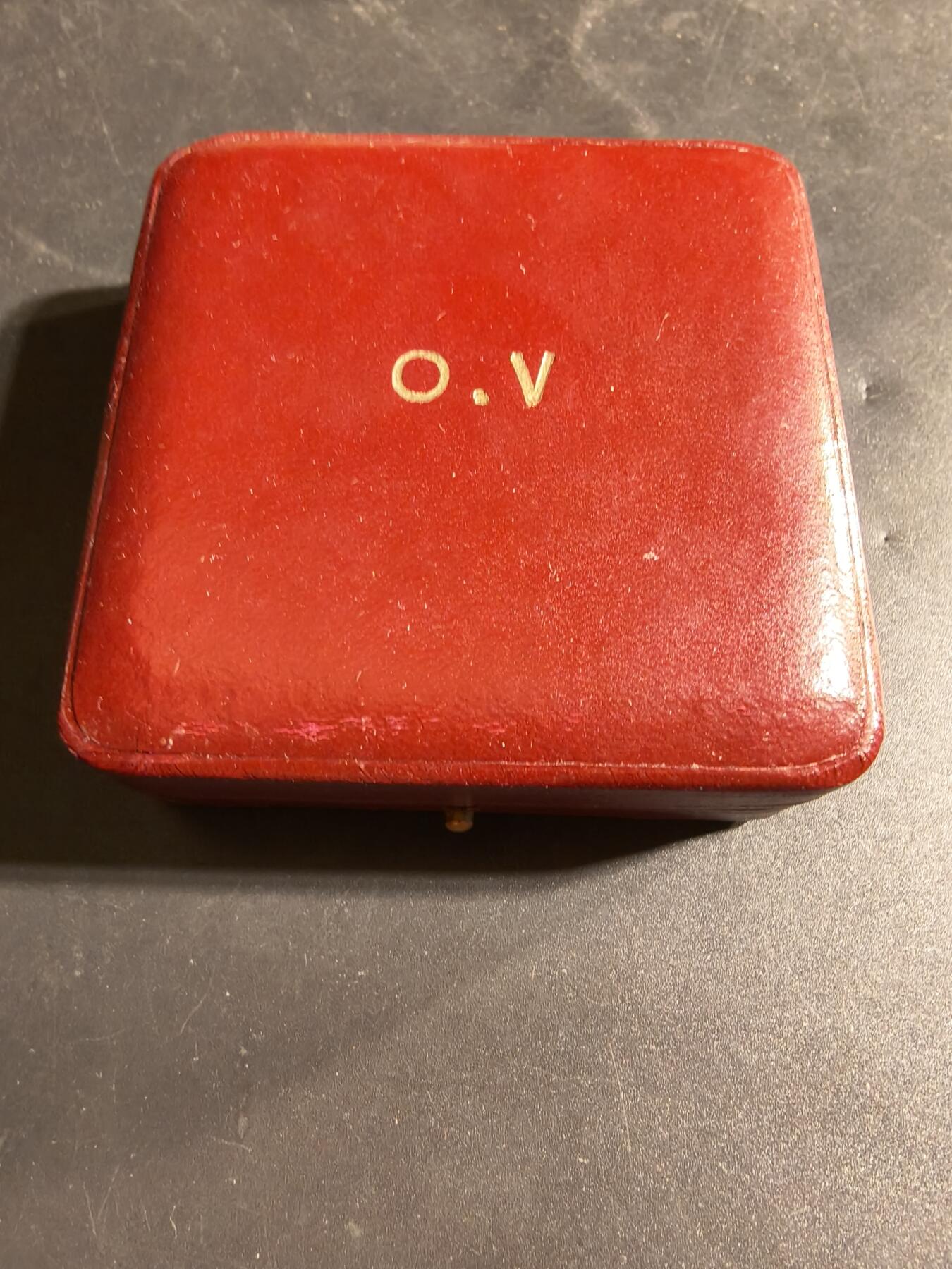 老王徽章第173期 法国巴黎医学院大银章     原盒    正面为古罗马医圣埃斯库拉庇俄斯      直径49mm     重量47.7g      950银